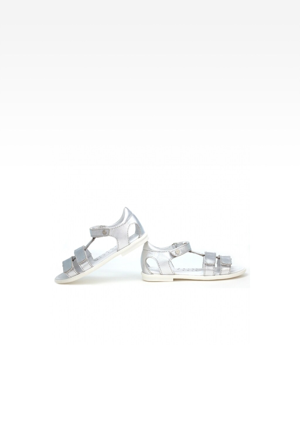 Srebrne sandały dziewczęce Bartek W-76016/SIE widoczne z przodu, zapinane na rzepy, z płaską białą podeszwą i dekoracyjnymi paskami.