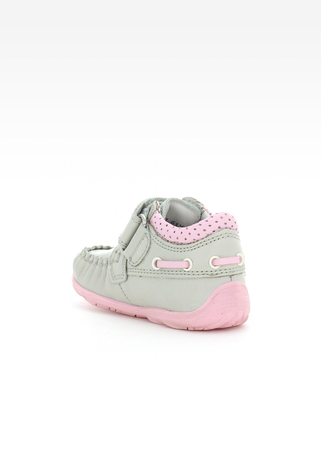 Dziewczęce trzewiki Bartek T-61827/61X II w szaro-różowym kolorze, z różową podeszwą i ozdobnym różowym kołnierzem w kropki, widok z tyłu buta.