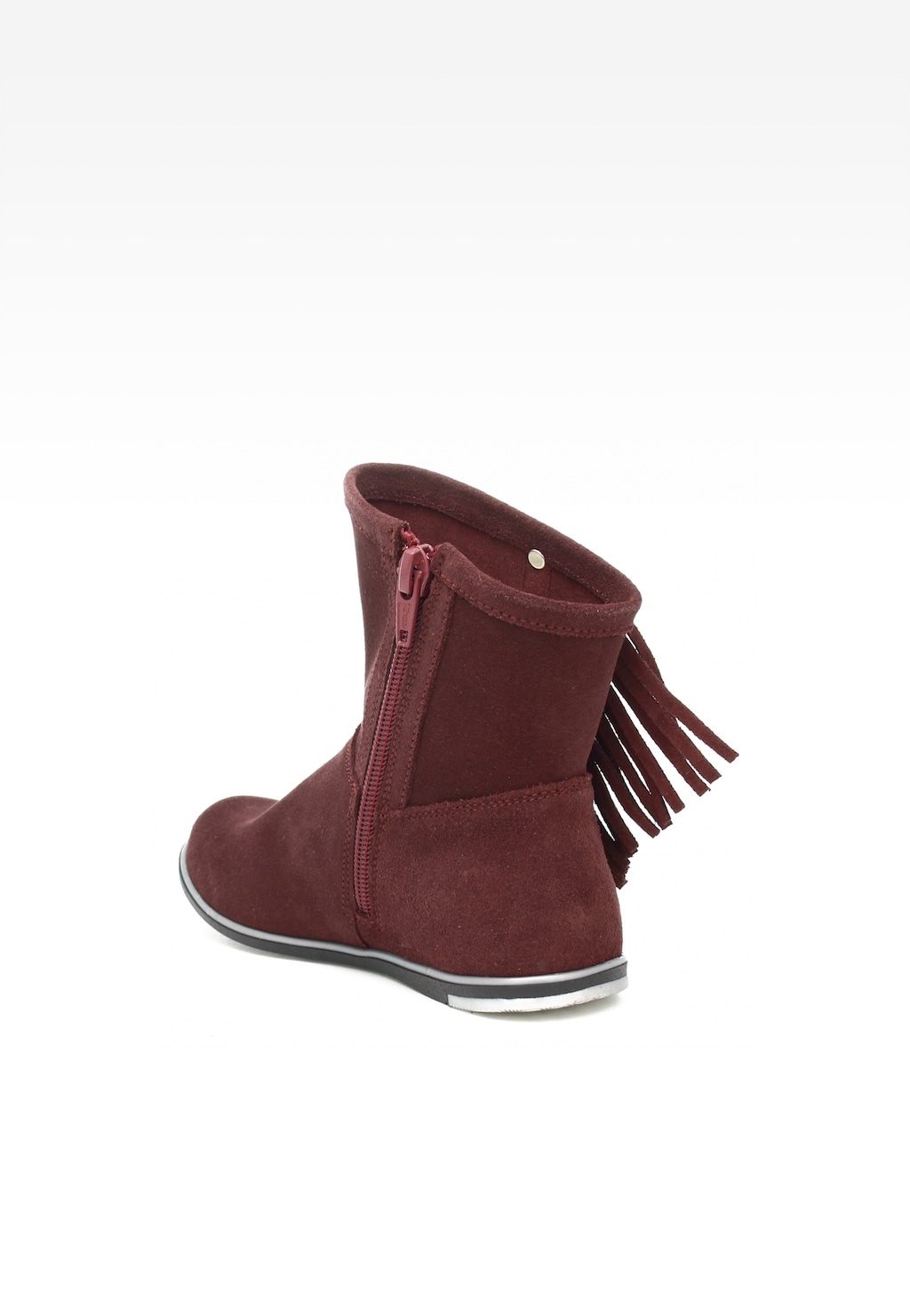 Bordowe botki dziewczęce Bartek 17233020 z ozdobnymi frędzlami na boku, wyposażone w boczny zamek błyskawiczny, widok z tyłu ukazujący charakterystyczną podeszwę.