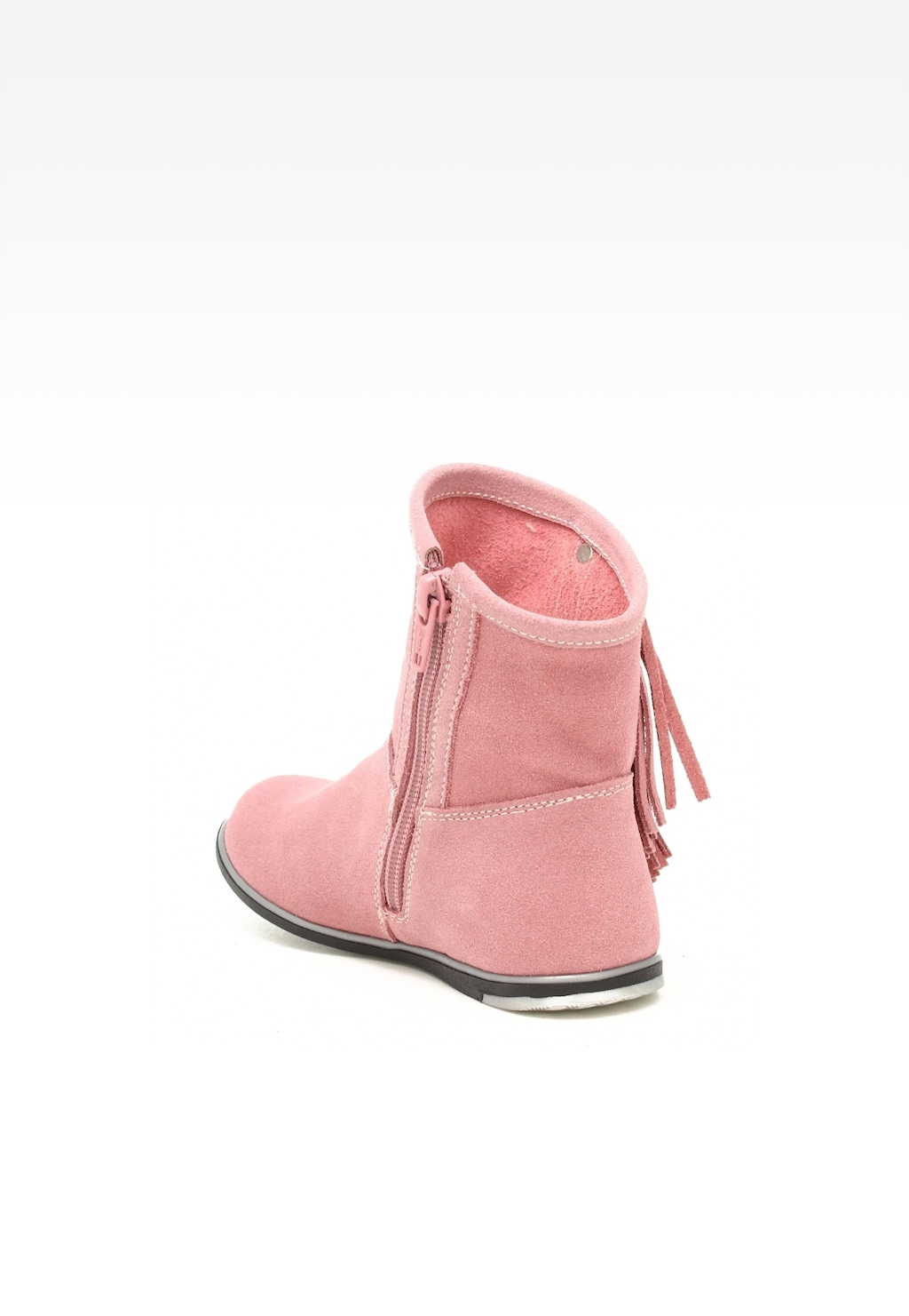 Różowe zamszowe botki dziewczęce Bartek 17233016 z ozdobnymi frędzlami przy bocznym zamku błyskawicznym, widok z tyłu pokazujący charakterystyczną podeszwę z ciemnym obrzeżem.