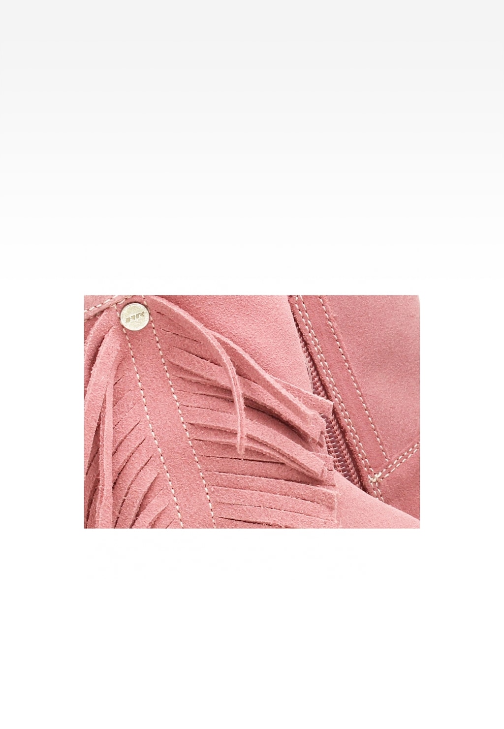 Różowe botki dziewczęce Bartek 17233016 z ozdobnymi frędzlami i kontrastowymi przeszyciami. Widoczny metalowy znaczek firmowy na cholewce.