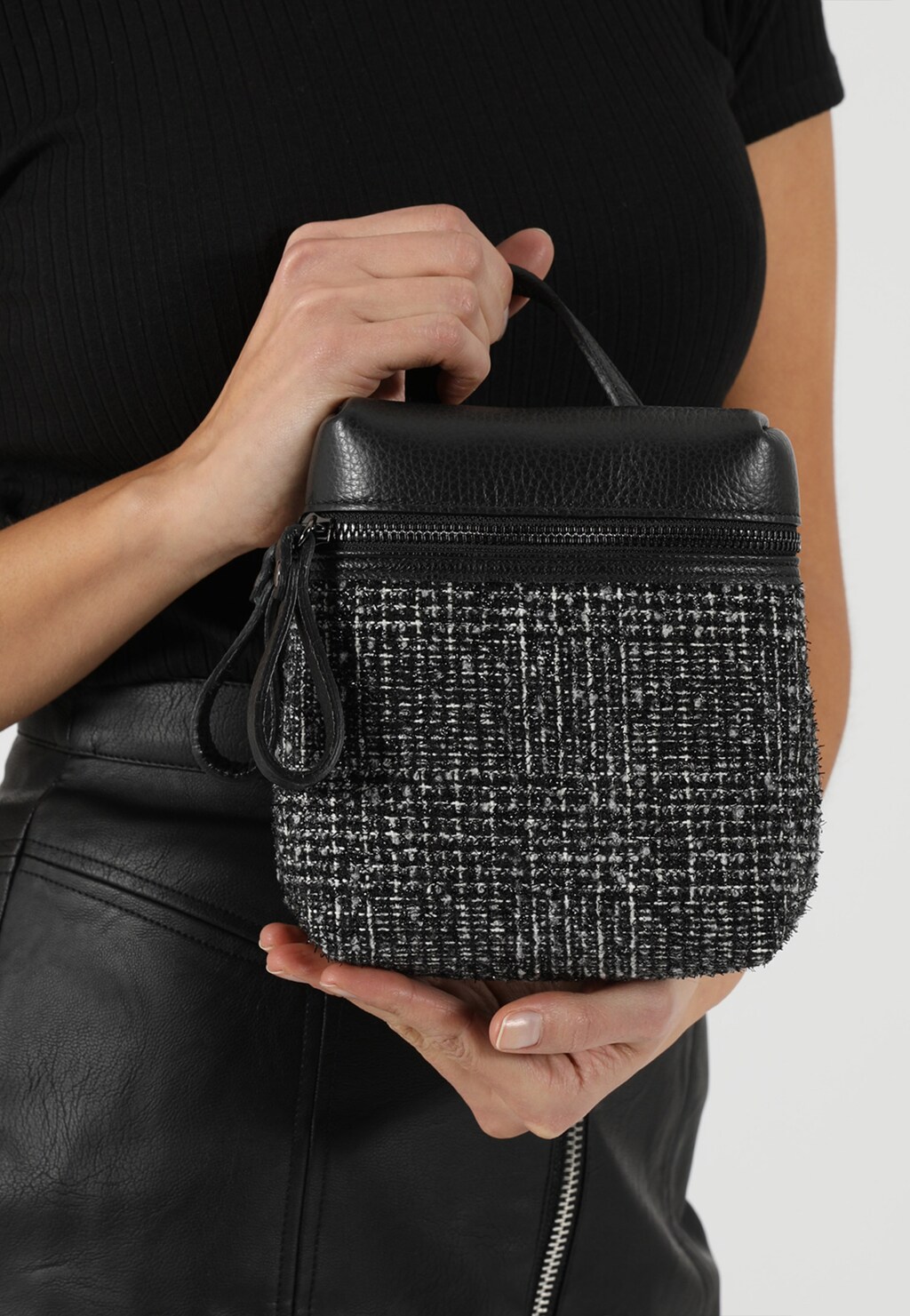 Czarno-biała saszetka damska z połączenia skóry licowej i materiału 80088-81 Widok 1