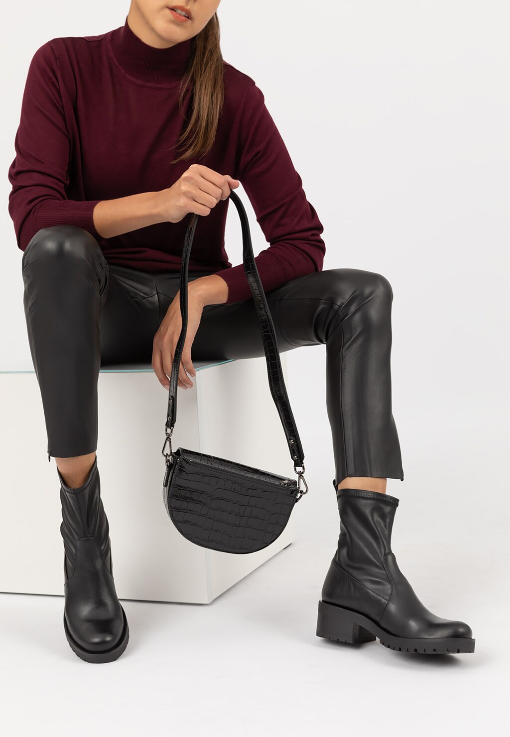 Mała czarna torebka damska z motywem zwierzęcym 80065-51 Widok 1