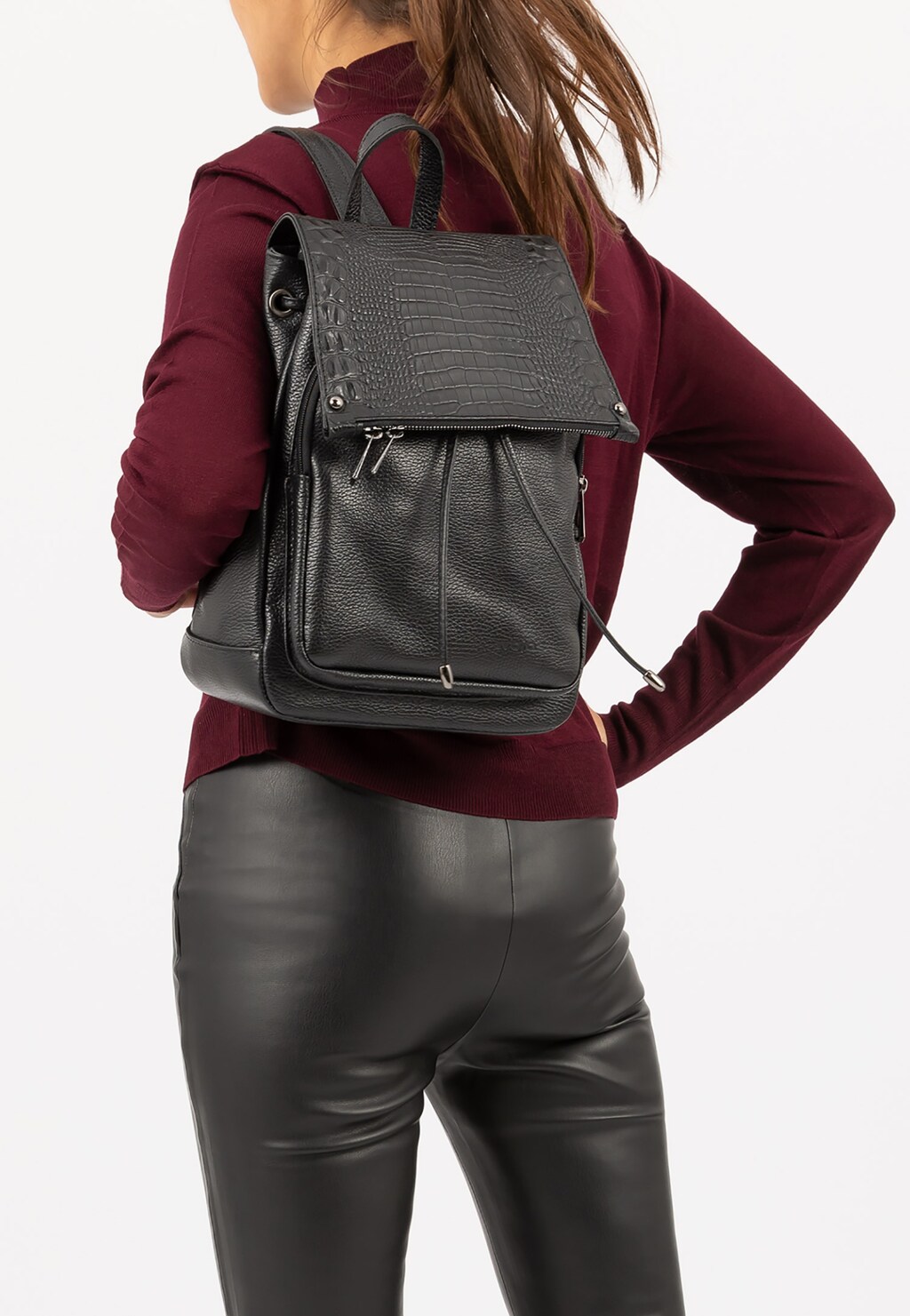 Czarny plecak damski Wojas model 80073-51 prezentowany na kobiecie w bordowej bluzce i skórzanych spodniach, widok z tyłu ukazujący teksturę i kieszenie plecaka.