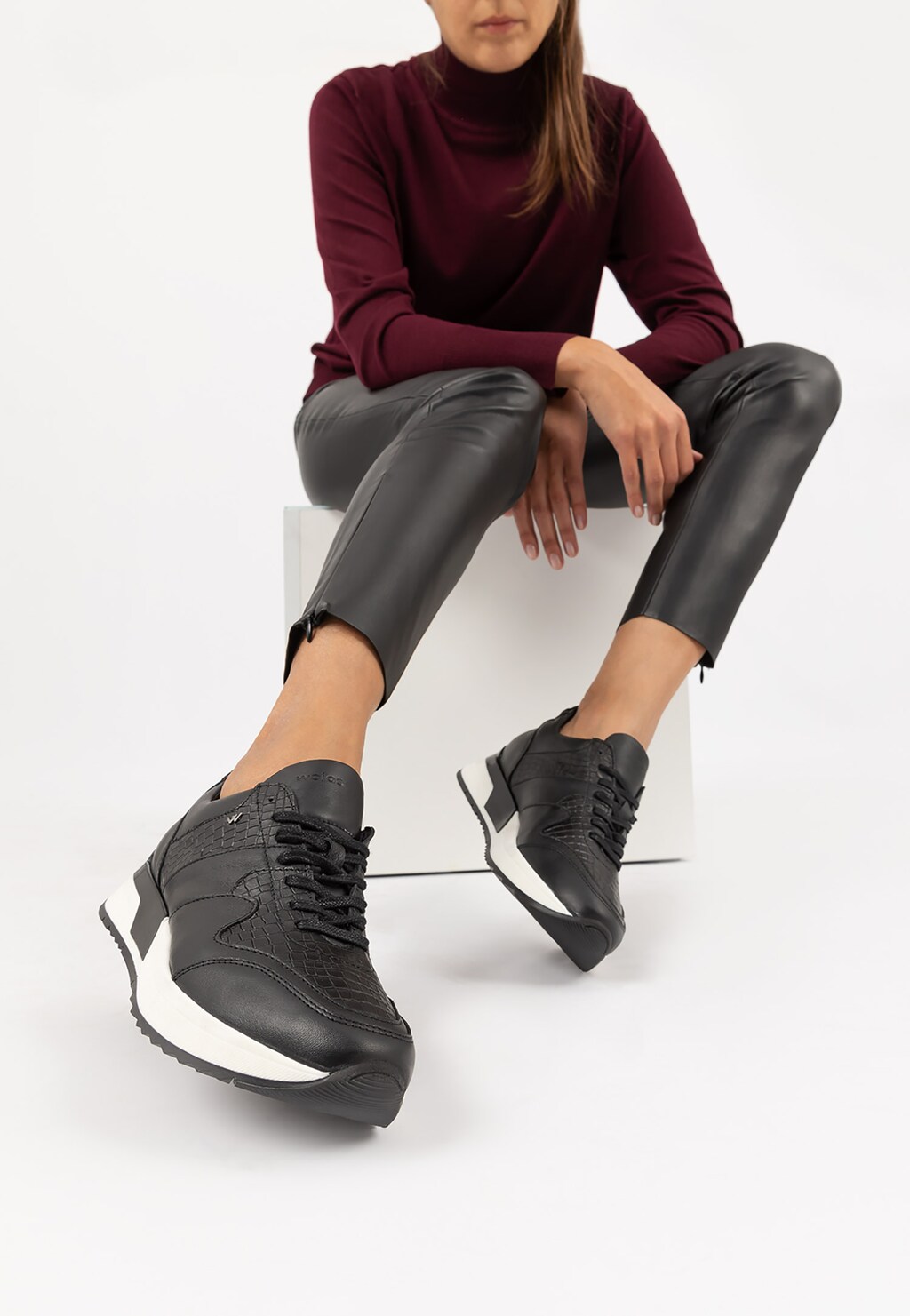 Elegantné dámske sneakersy v čiernej farbe čakajú iba na Vás 46060-51 Widok 1