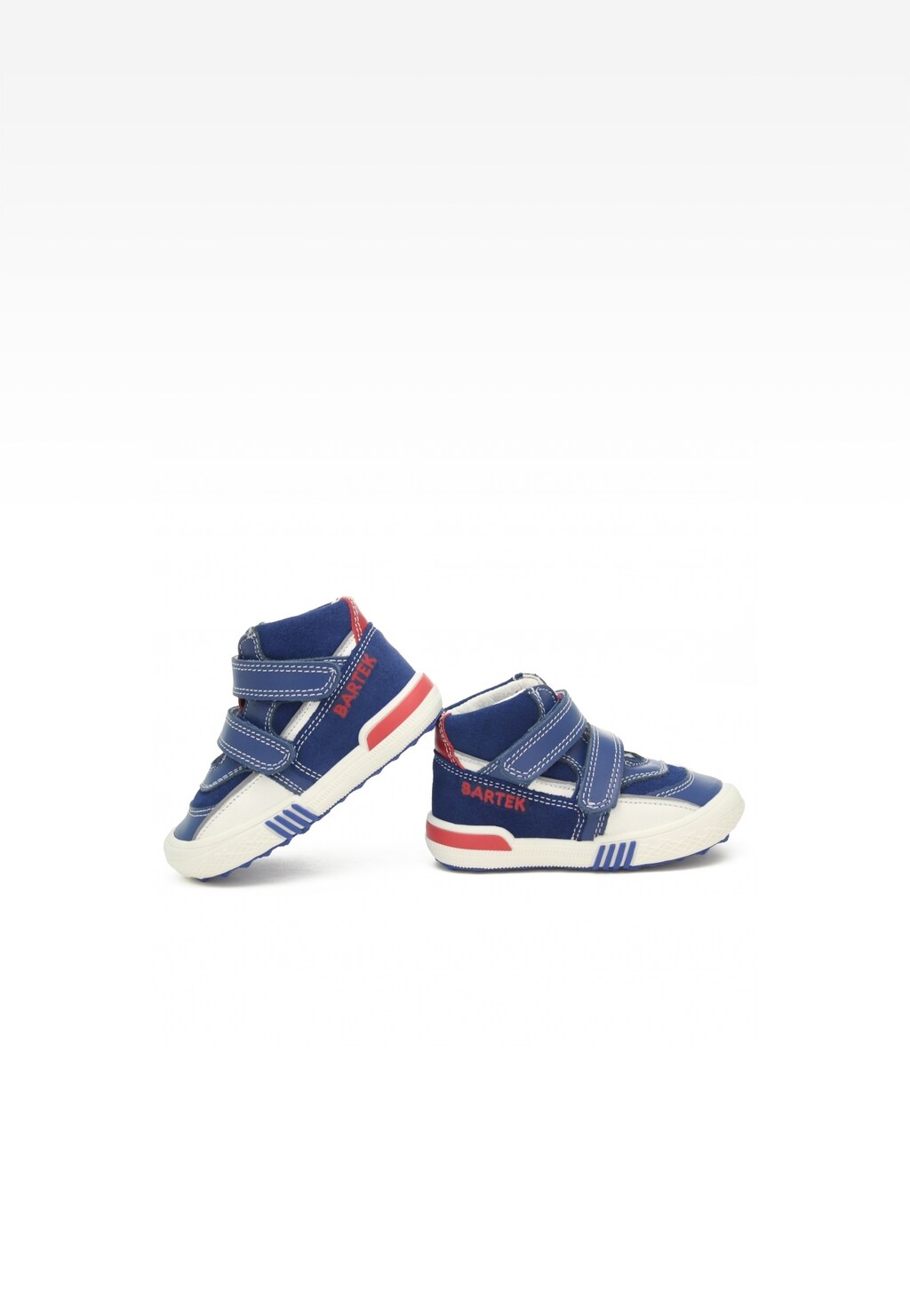 Dziecięce sneakersy Bartek 91756-003 w kolorze niebiesko-białym z czerwonymi akcentami, zapinane na rzepy, widok z boku.