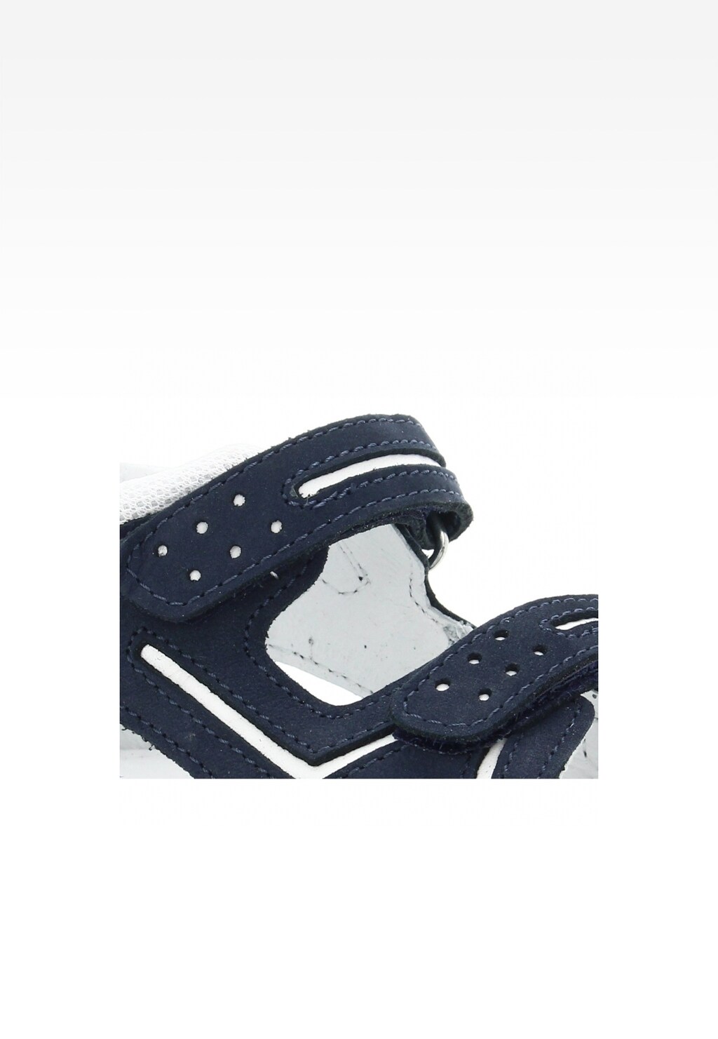 Granatowe sandały dziecięce Bartek W-71825/318 dla chłopców z perforacją, rzepami i jasną podszewką, widok z góry na fragment buta.
