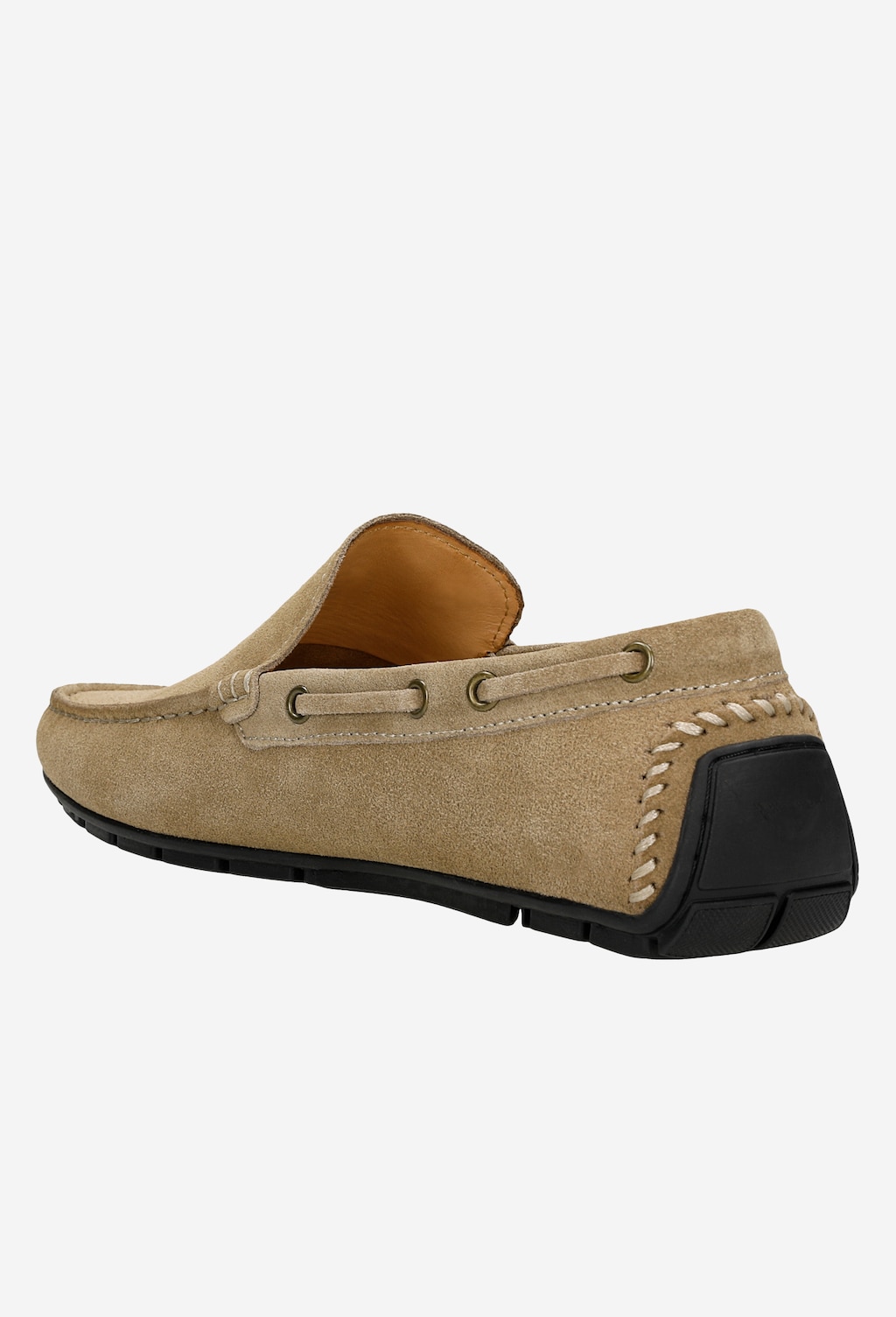 Beżowy mokasyn męski Wojas model 10047-64 z dwoiny welurowej, widok z tyłu, z charakterystycznym czarnym obcasem i dekoracyjnymi przeszyciami na pięcie.