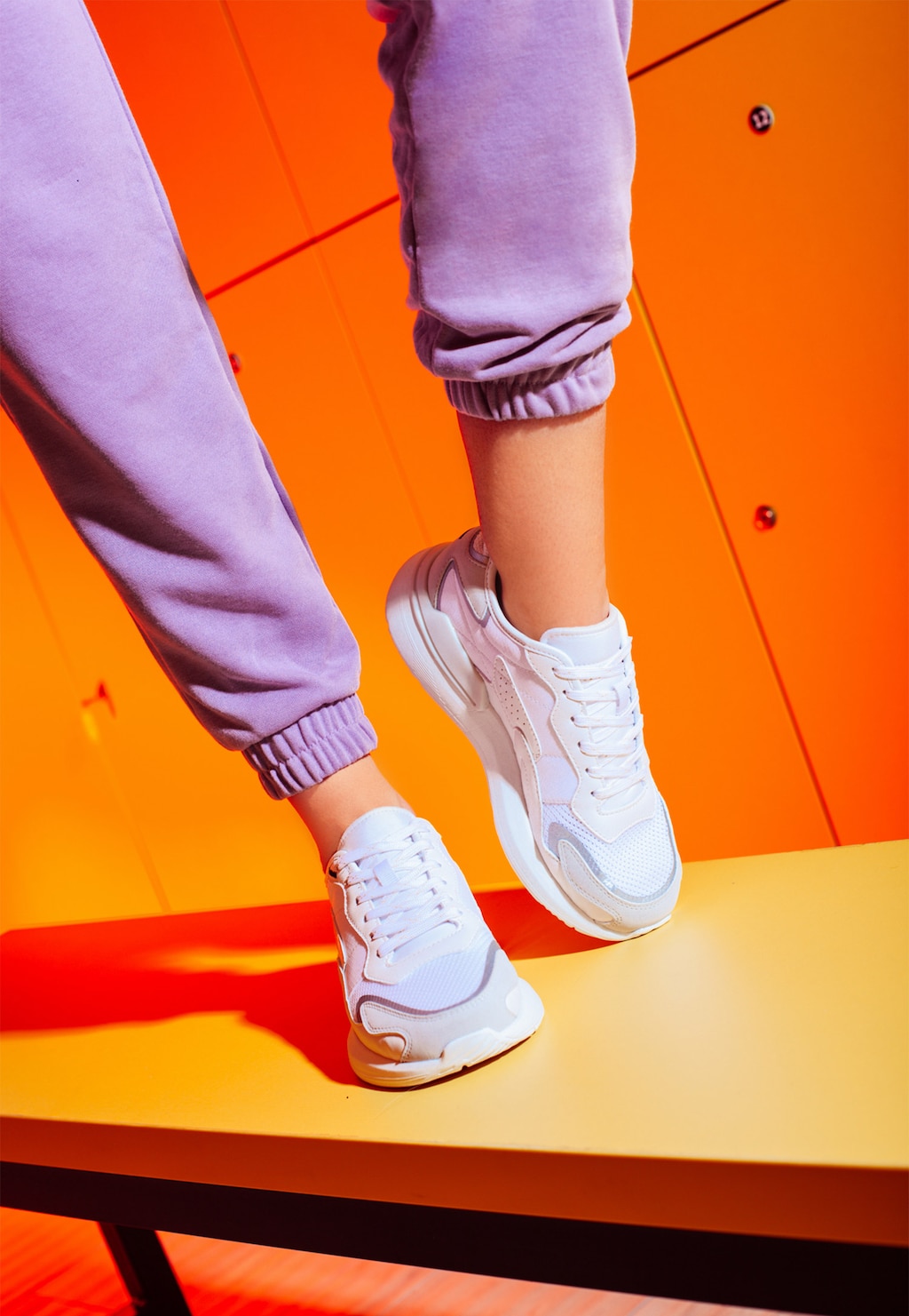 Užívajte si život naplno v bielych dámskych poltopánkach WJS64013-79 Widok 1