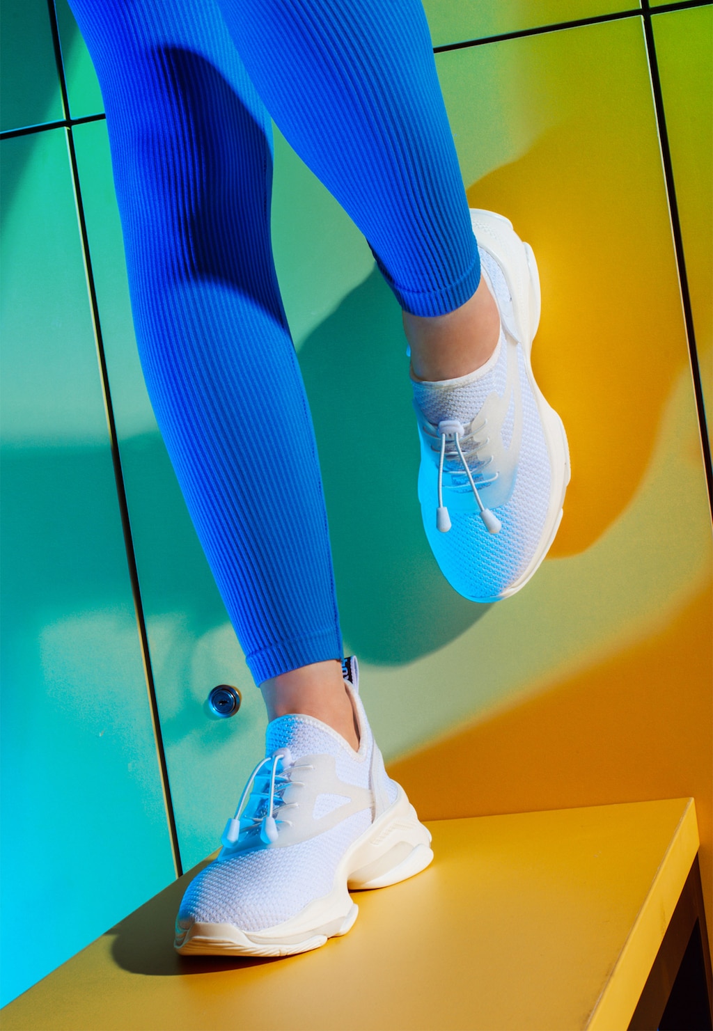 Športujte s ľahkosťou v bielych dámskych sneakersoch WJS64017-79 Widok 1