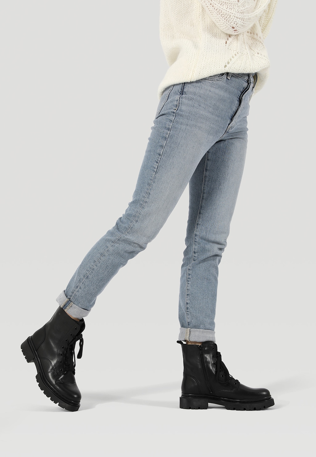 Czarne bikery damskie z miękką skórą i elastyczną podeszwą 64031-51 Widok 1