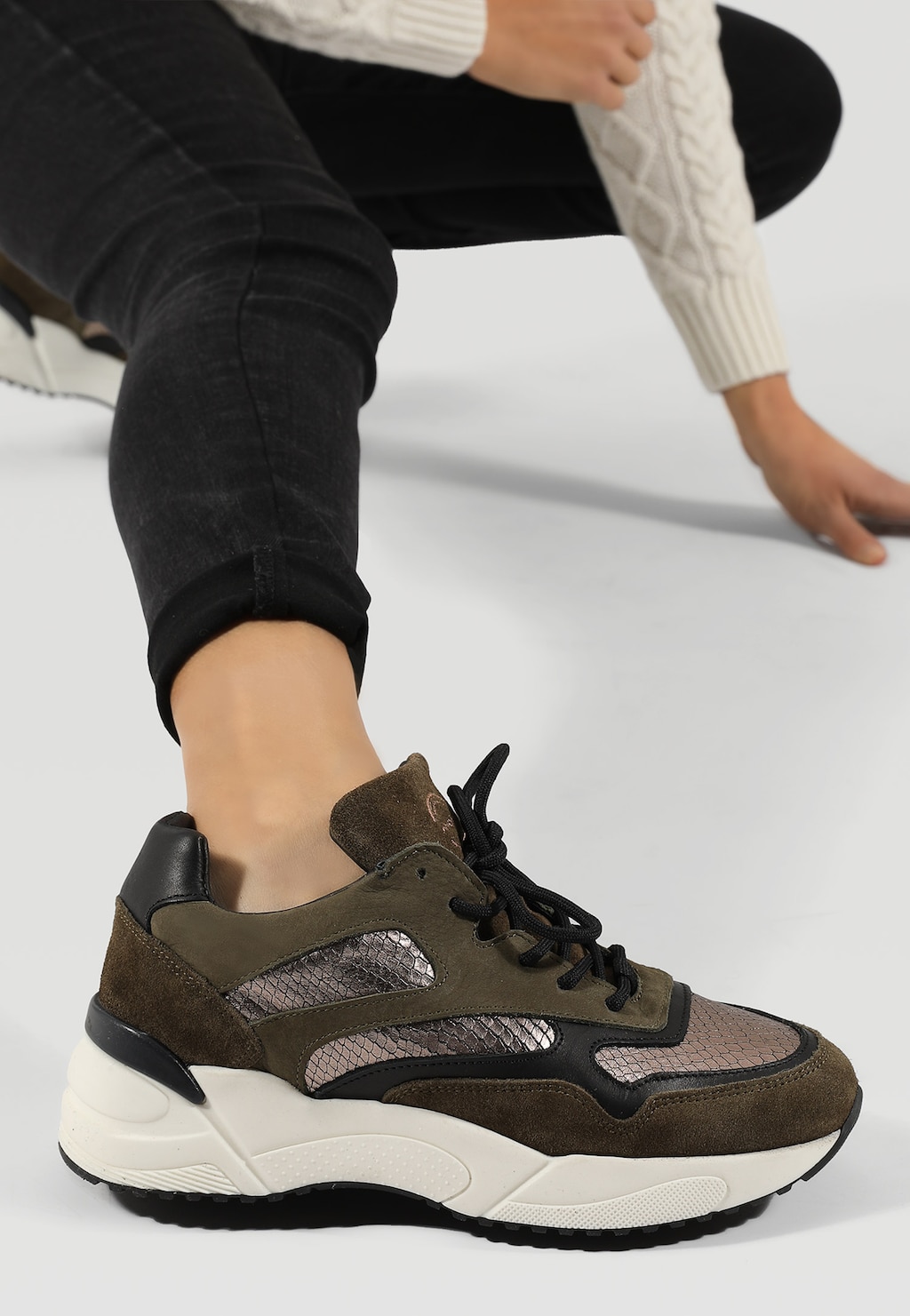 Ciemnozielone sneakersy damskie na wysokiej podeszwie z czarnymi i złotymi elementami  46067-87 Widok 1