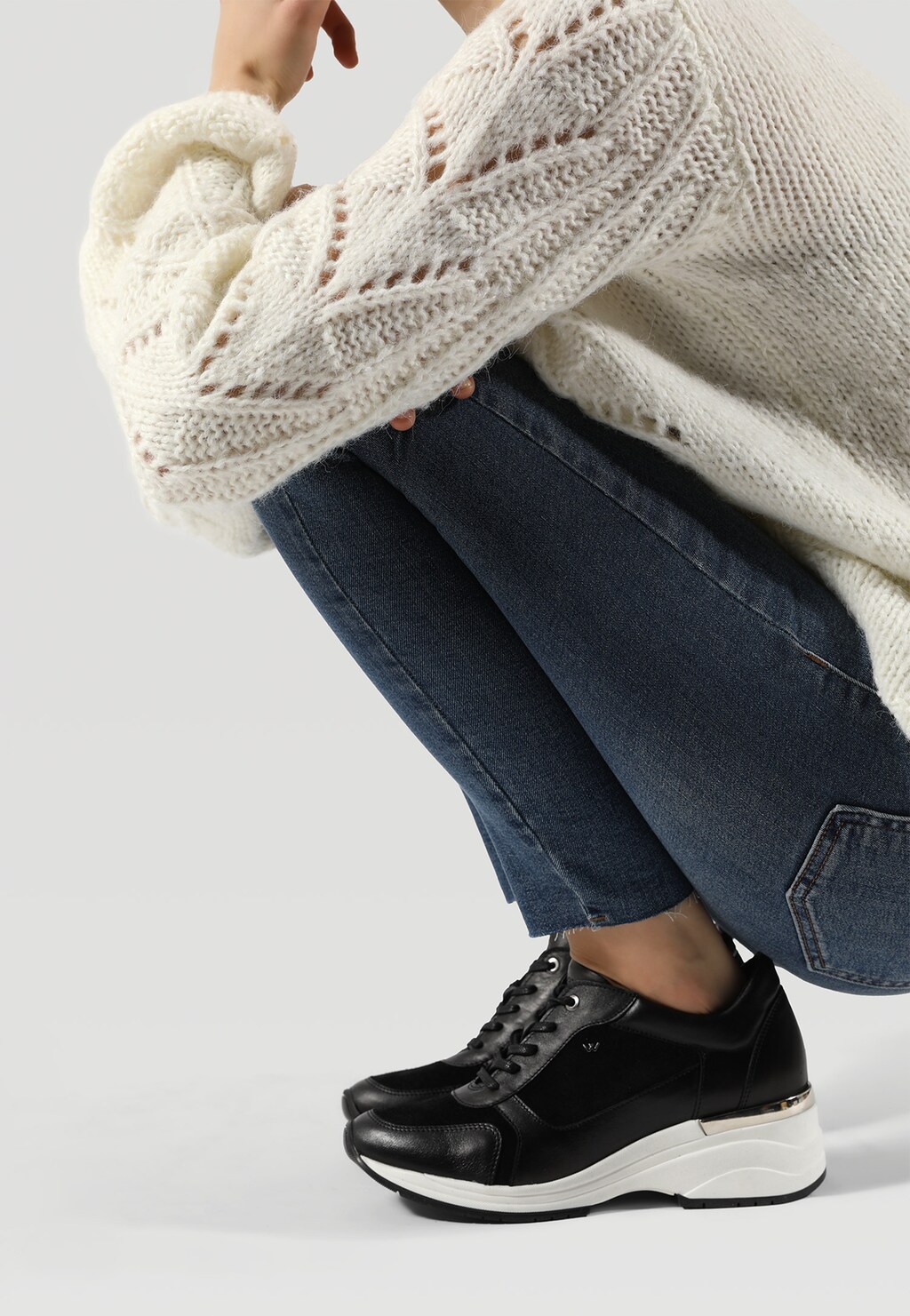 Elegantní černé botasky dámské s bílou podrážkou 46061-71 Widok 7