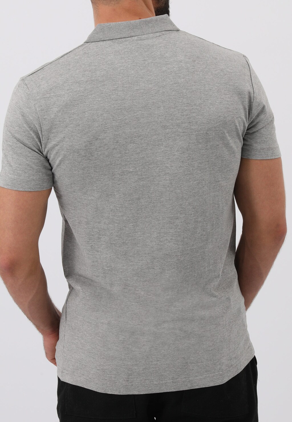 Ukážte svaly v šedom pánskom tričku s krátkym rukávom 98008-80 Widok 2