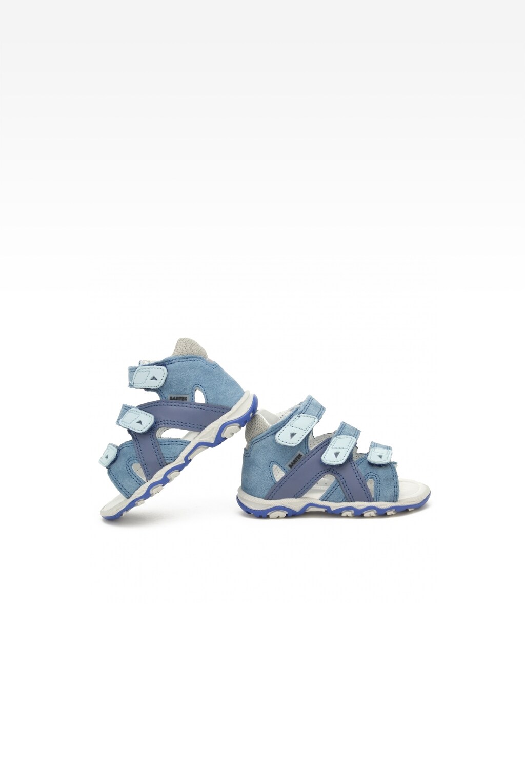 Niebieskie sandały chłopięce Bartek 11708-005 z rzepami, wyposażone w wygodną podeszwę z bieżnikiem, idealne na letnie spacery.