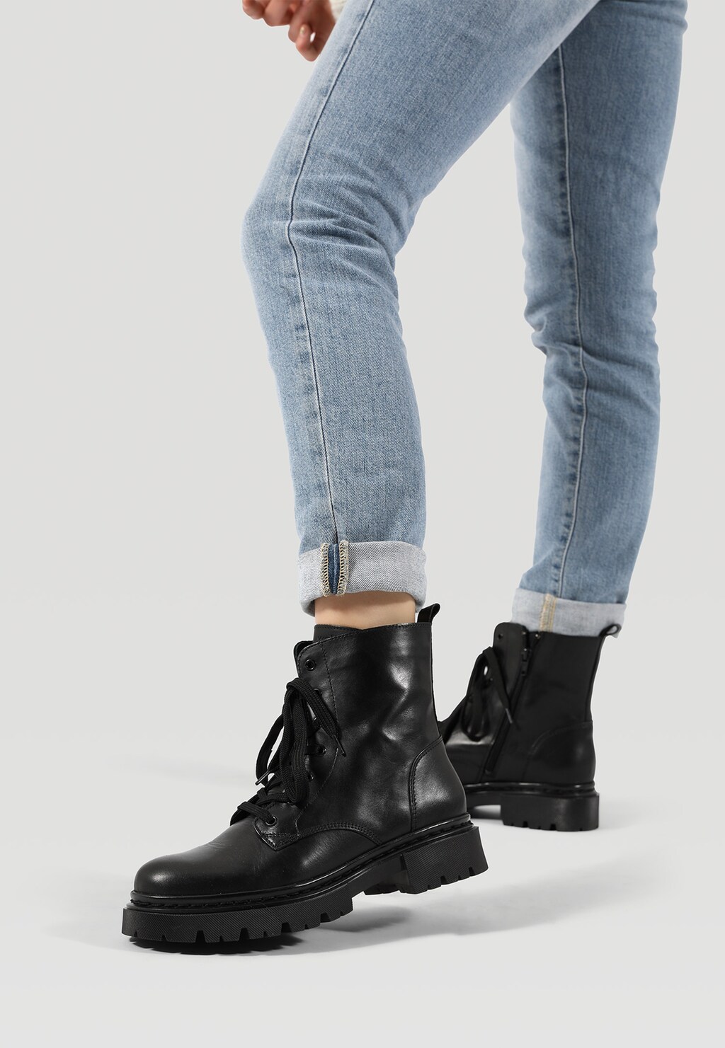 Czarne bikery damskie z miękką skórą i elastyczną podeszwą 64031-51 Widok 7