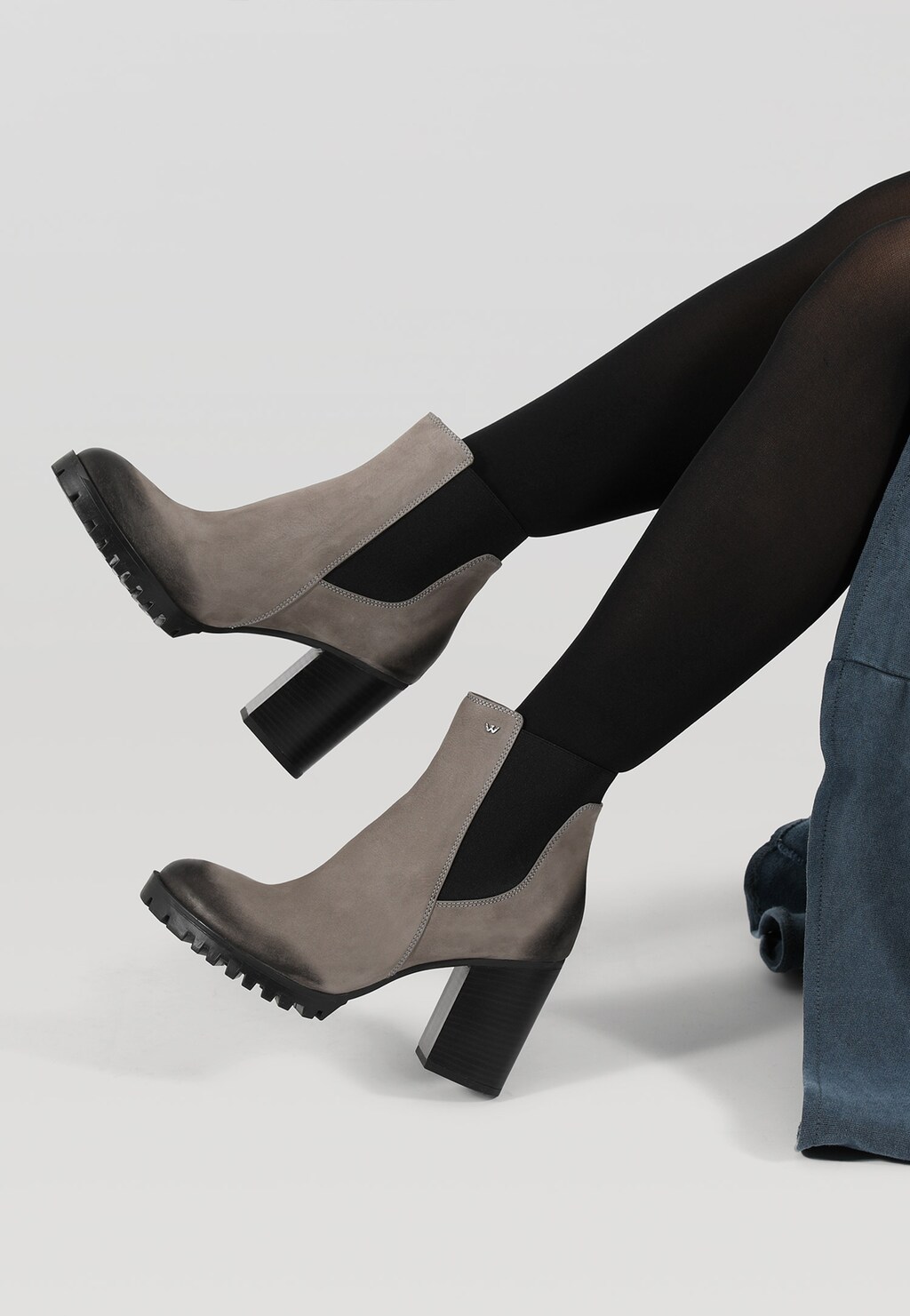 Dámske členkové topánky zo sivej kože do práce aj von 55095-80 Widok 7