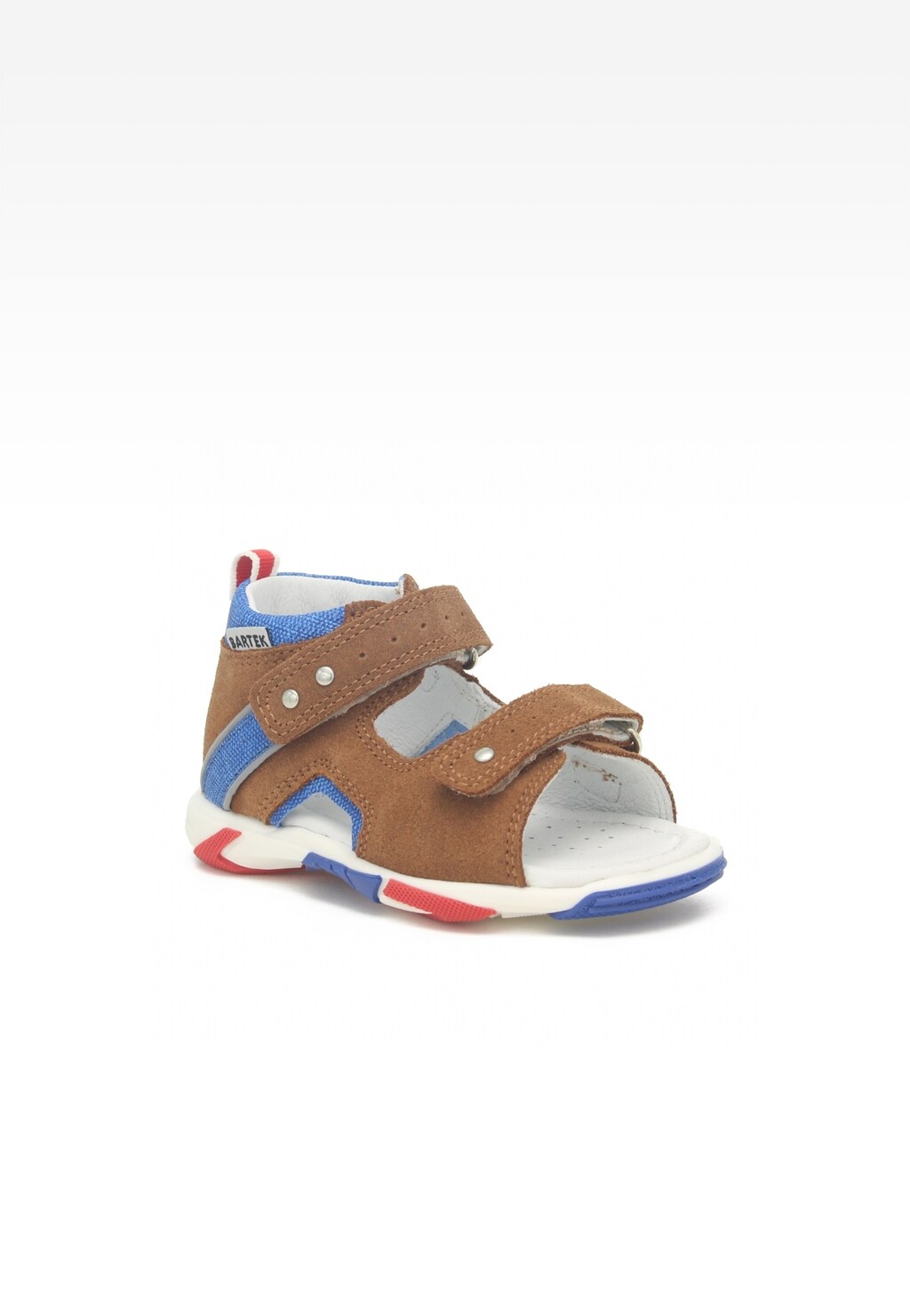 Sandały BARTEK 71188-0002 dla chłopców w kolorze brązowo-niebieskim z zapięciem na rzepy, podeszwą w kolorach biało-czerwono-niebieskim i wygodną wyściółką.