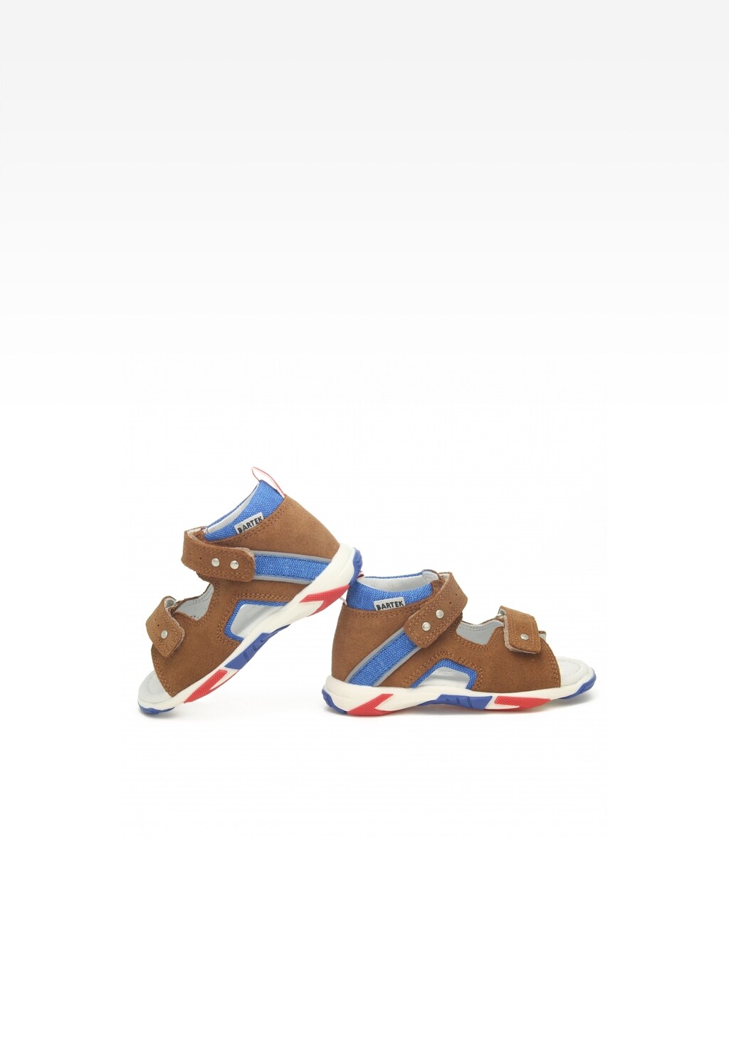 Sandały dziecięce Bartek 71188-0002 w kolorze brązowo-niebieskim dla chłopców, z rzepami i kontrastową podeszwą w czerwono-niebieskie akcenty.