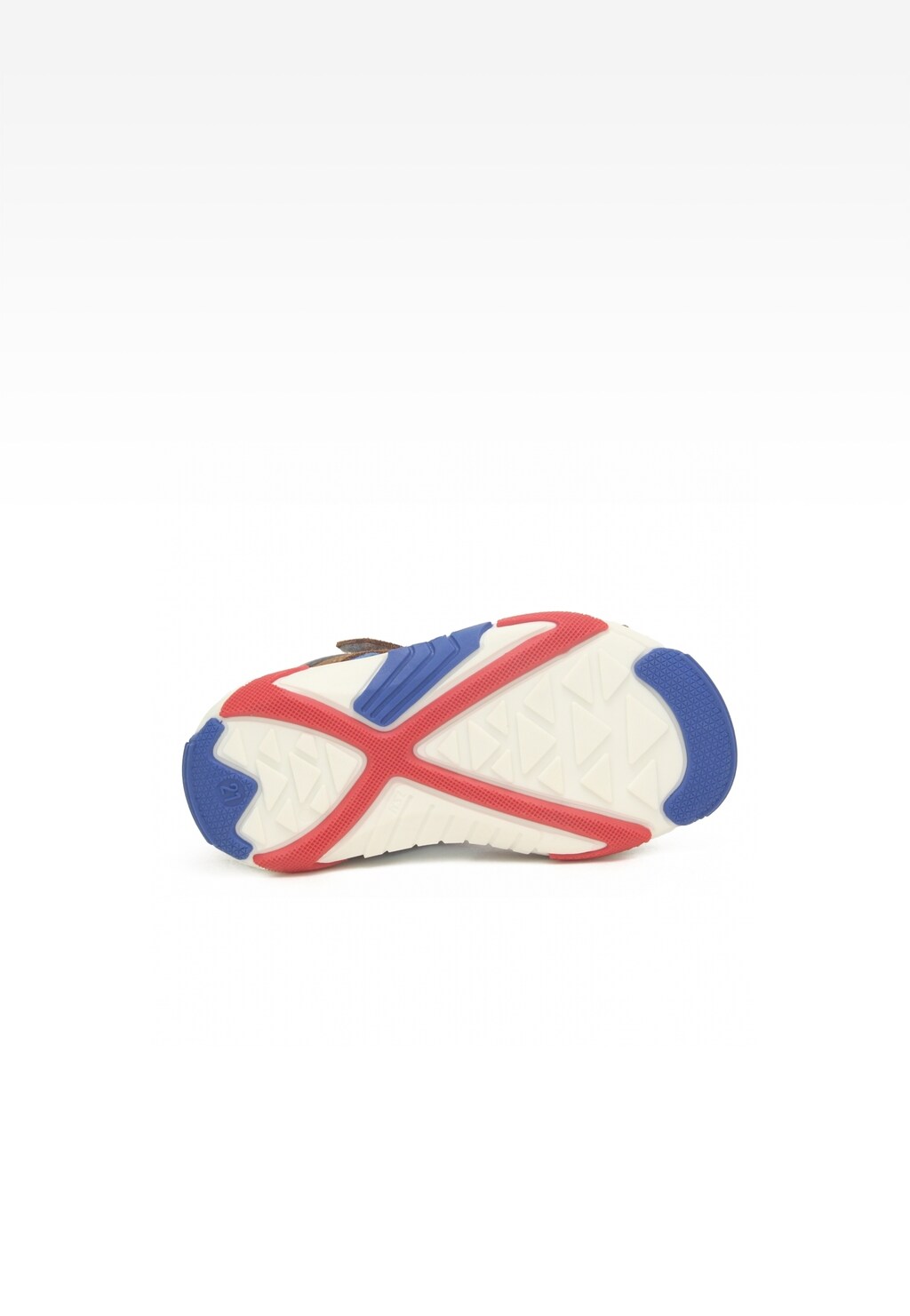 Podeszwa sandałów Bartek 71188-0002 dla chłopców w kolorach czerwonym, niebieskim i białym, ze wzorem krzyżowym i teksturowaną powierzchnią zapewniającą przyczepność.
