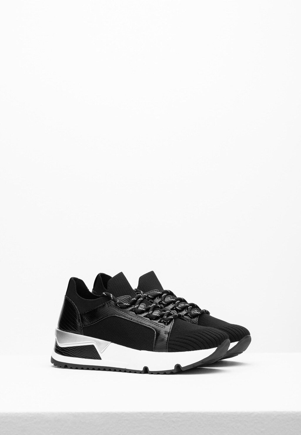 Čierne dámske sneakersy vhodné ku každému looku WJS64016-71 Widok 3