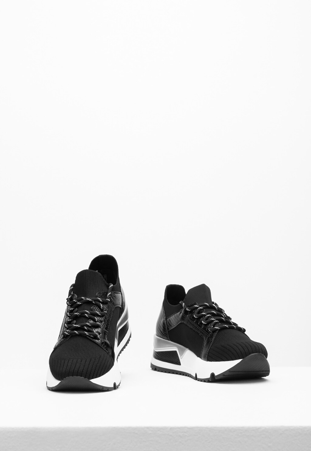 Čierne dámske sneakersy vhodné ku každému looku WJS64016-71 Widok 4