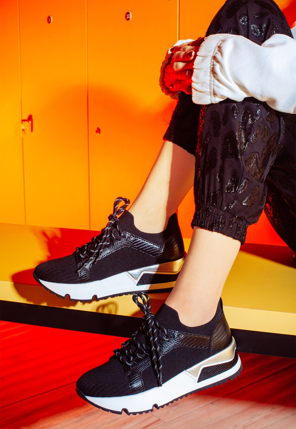 Čierne dámske sneakersy vhodné ku každému looku WJS64016-71 Widok 1