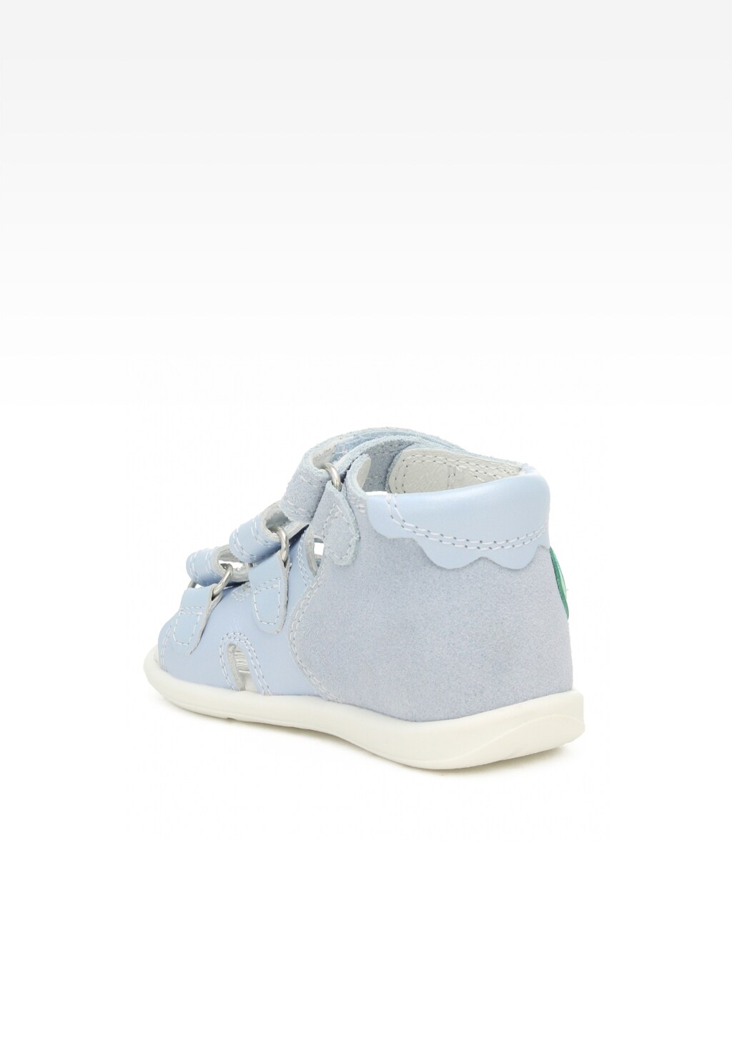 Niebieskie sandały dziecięce Bartek 71158-0004 dla dziewczynki, widok z boku. Wykonane z zamszu, z ozdobnymi wycięciami i rzepami do zapinania.