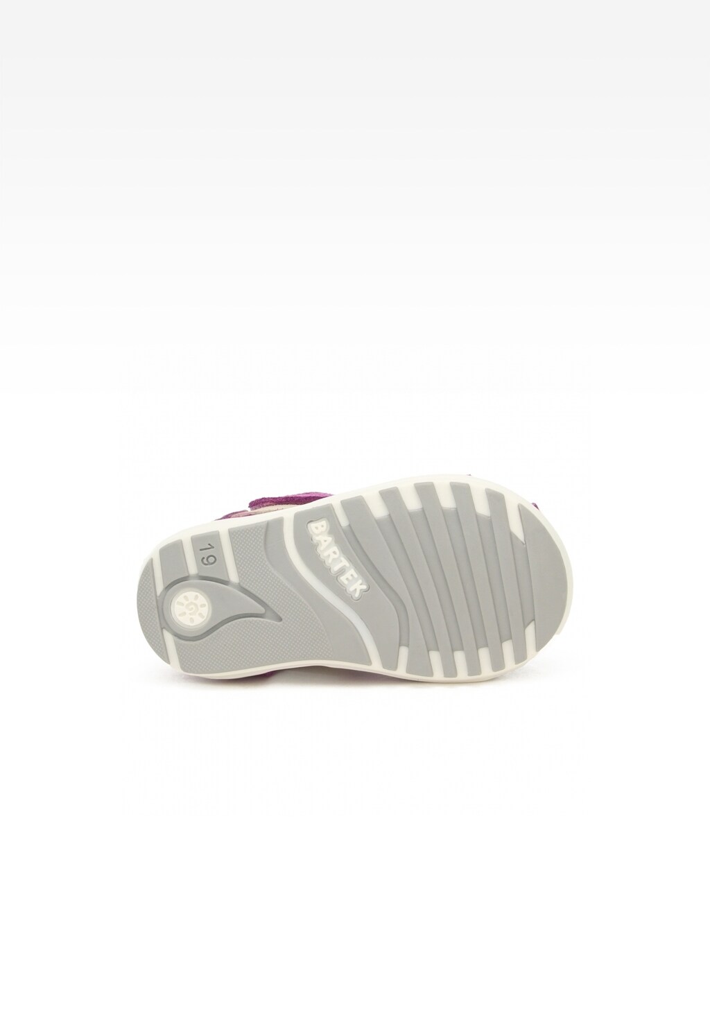 Podeszwa bucika Bartek Mini first steps 71179-0005 dla dziewczynki, z szarą, profilowaną podeszwą z logo marki, zapewniająca stabilność podczas pierwszych kroków.
