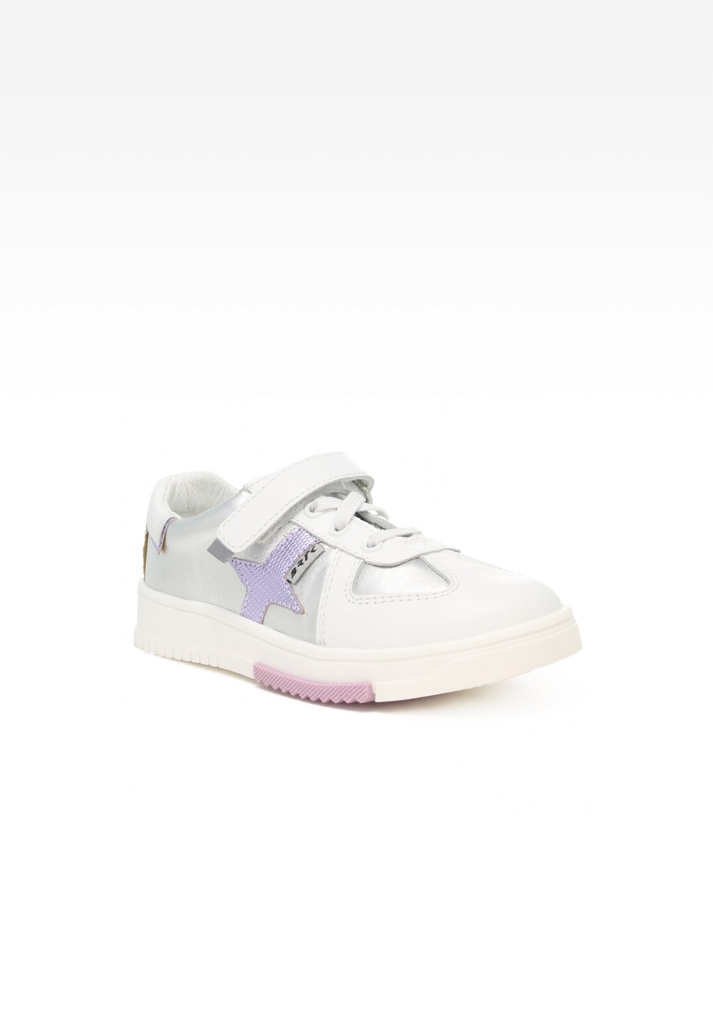 Półbuty Bartek 15326009 dla dziewcząt w srebrno-białym kolorze z fioletową gwiazdą na boku, zapinane na rzep i sznurówki, z jasną podeszwą i fioletowym wykończeniem.