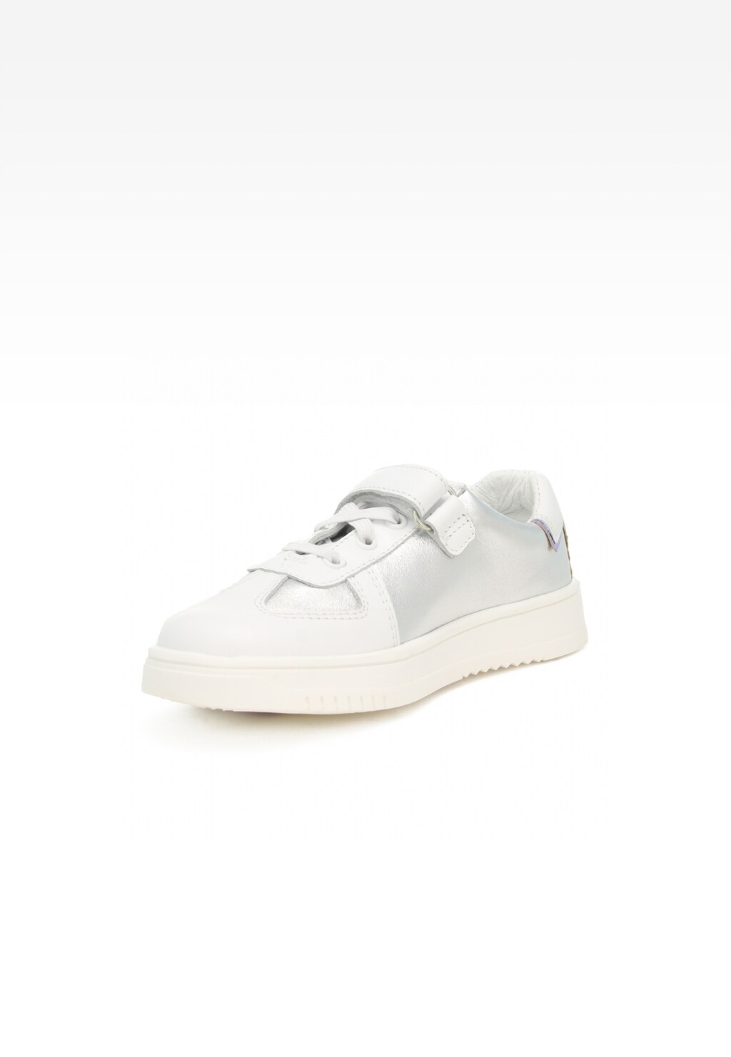 Dziewczęce półbuty BARTEK 15326009 w srebrno-białym kolorze, z zapięciem na rzep i sznurówki, na płaskiej podeszwie, wykonane z połyskującego materiału.