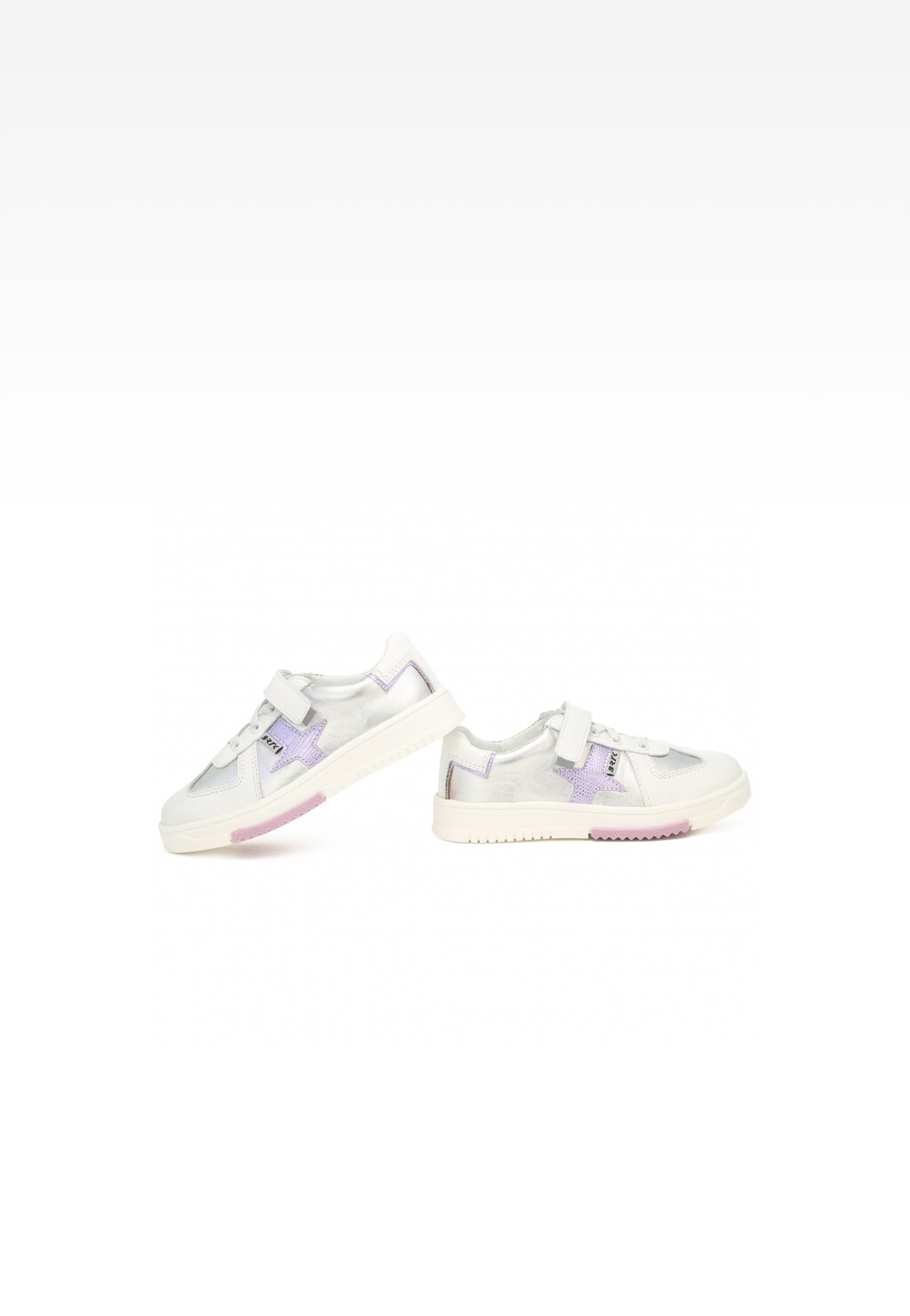 Srebrno-białe półbuty Bartek 15326009 dla dziewcząt z rzepami, ozdobione różowymi i fioletowymi elementami, ustawione bokiem na białej podeszwie.