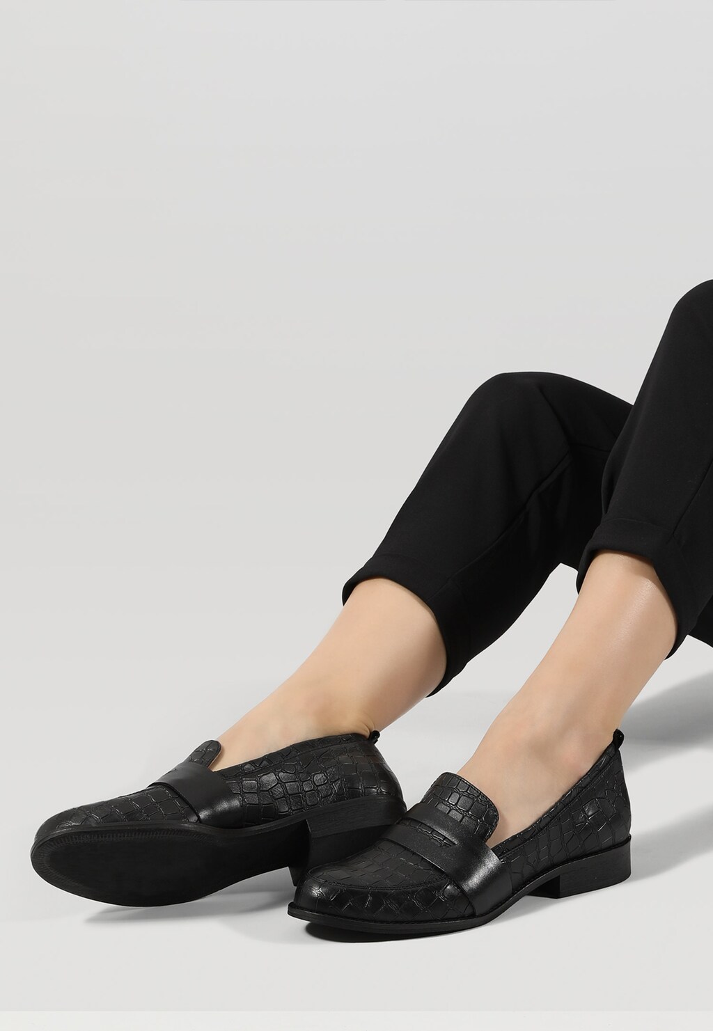 Černé mokasíny dámské s imitací krokodýlí kůže 46004-51 Widok 7