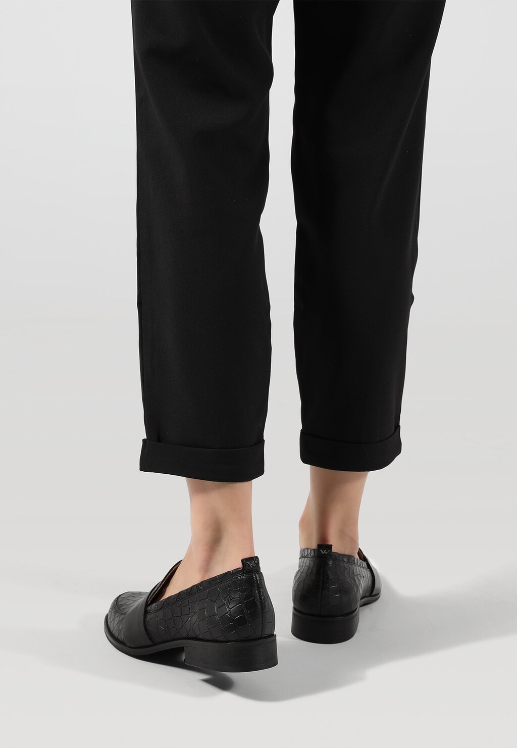 Černé mokasíny dámské s imitací krokodýlí kůže 46004-51 Widok 8