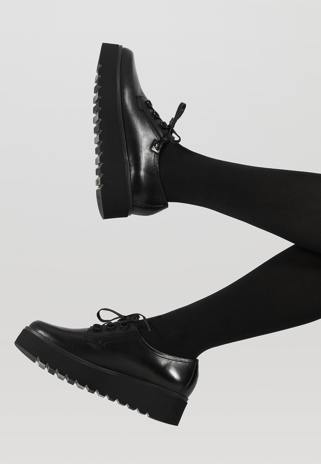 Czarne sznurowane półbuty damskie na wysokiej platformie 46054-51 Widok 7