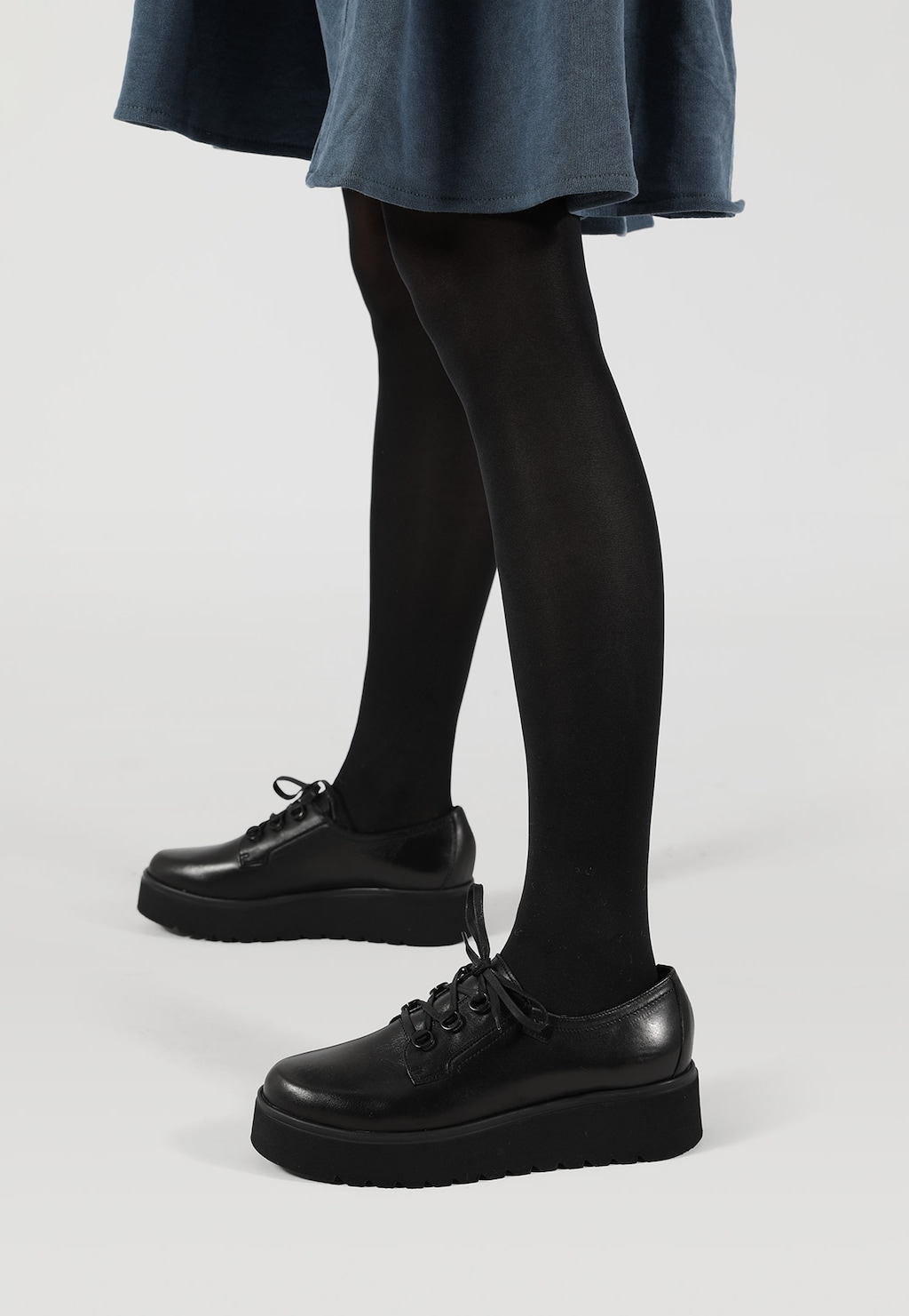 Czarne sznurowane półbuty damskie na wysokiej platformie 46054-51 Widok 1