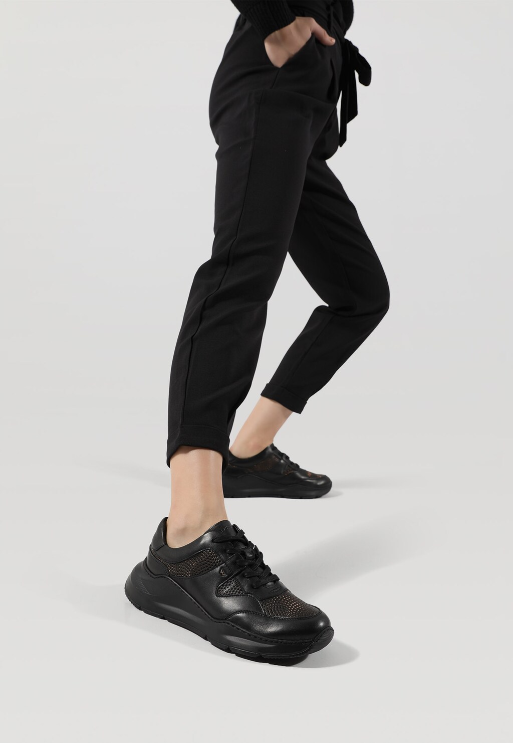 Czarne sneakersy damskie na grubej podeszwie 46057-51 Widok 1