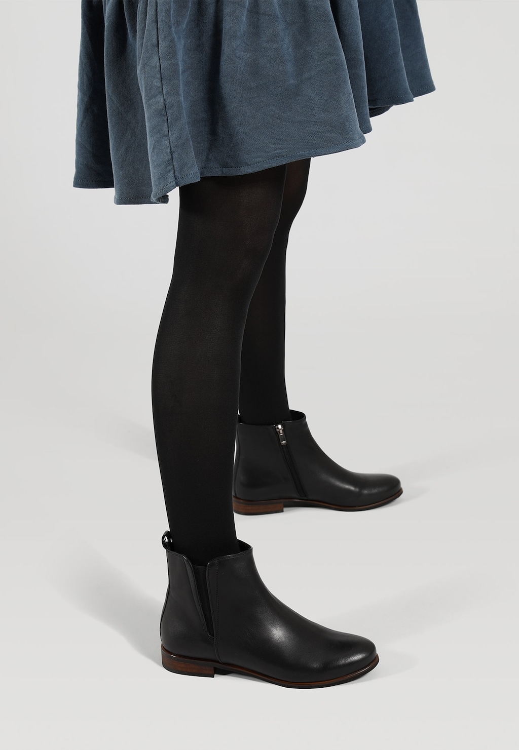 Nízké dámské kotníkové boty z hladké černé kůže 55073-51 Widok 7