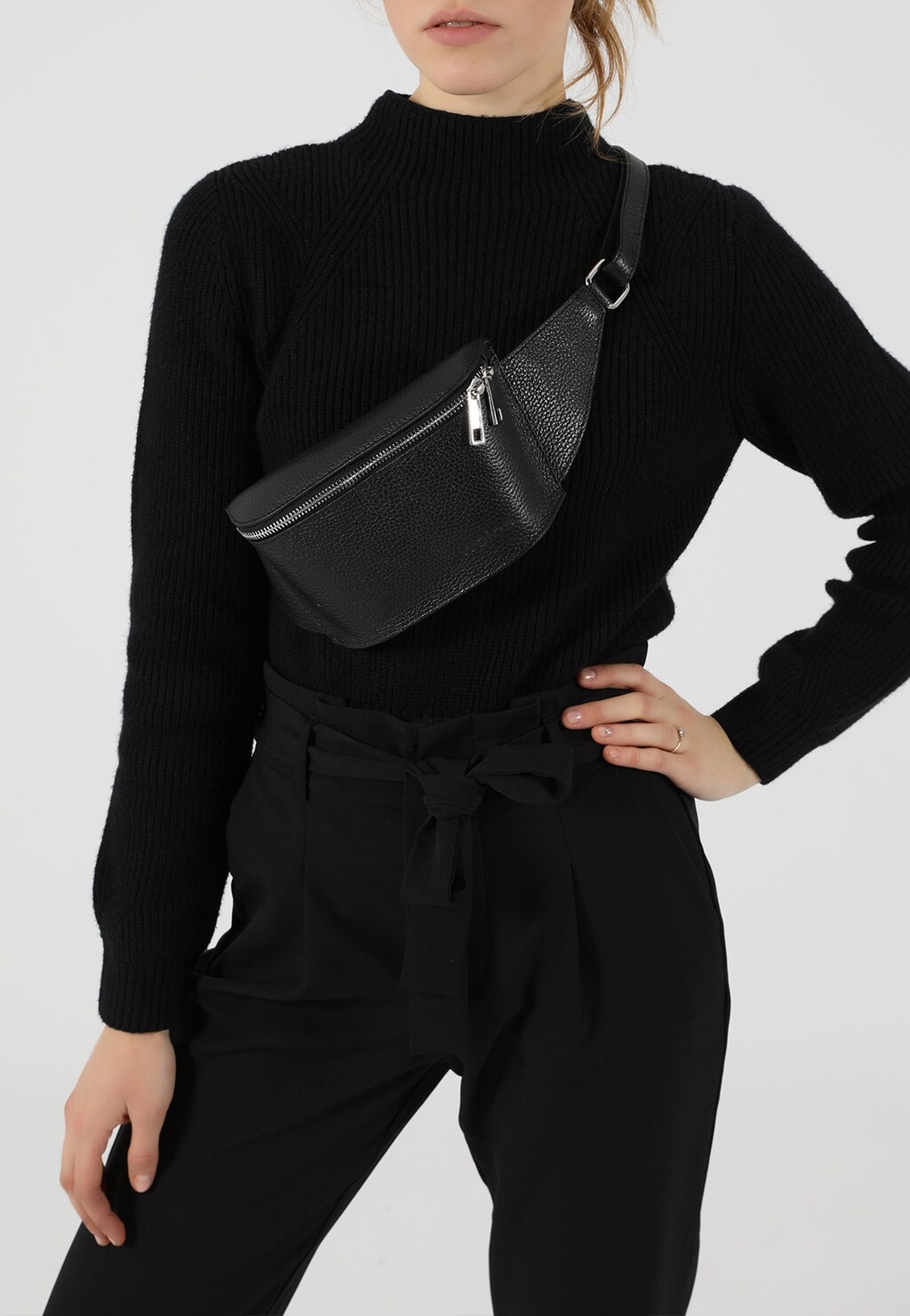 Czarna pojemna nerka zapinana na srebrny zamek 80096-51 Widok 1