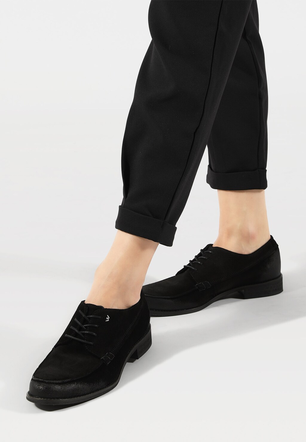 Czarne sznurowane półbuty damskie z dwoiny welurowej 46051-61 Widok 7