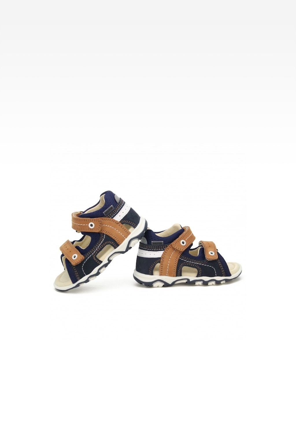 Sandały chłopięce Bartek 11848-006 w kolorach brązowo-granatowych z rzepami, widok z boku. Podeszwa profilowana, zapięcia na rzepy, wygodne do codziennego noszenia latem.