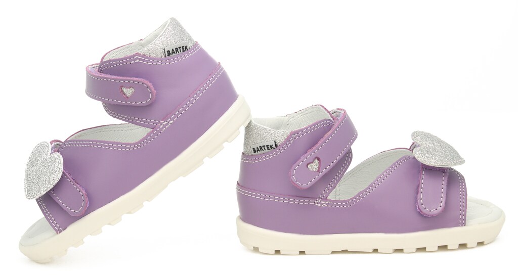 Fioletowe sandałki Bartek Mini first steps 71181-0001 dla dziewcząt z błyszczącymi elementami, zapinanymi na rzepy, idealne do pierwszych kroków maluchów.