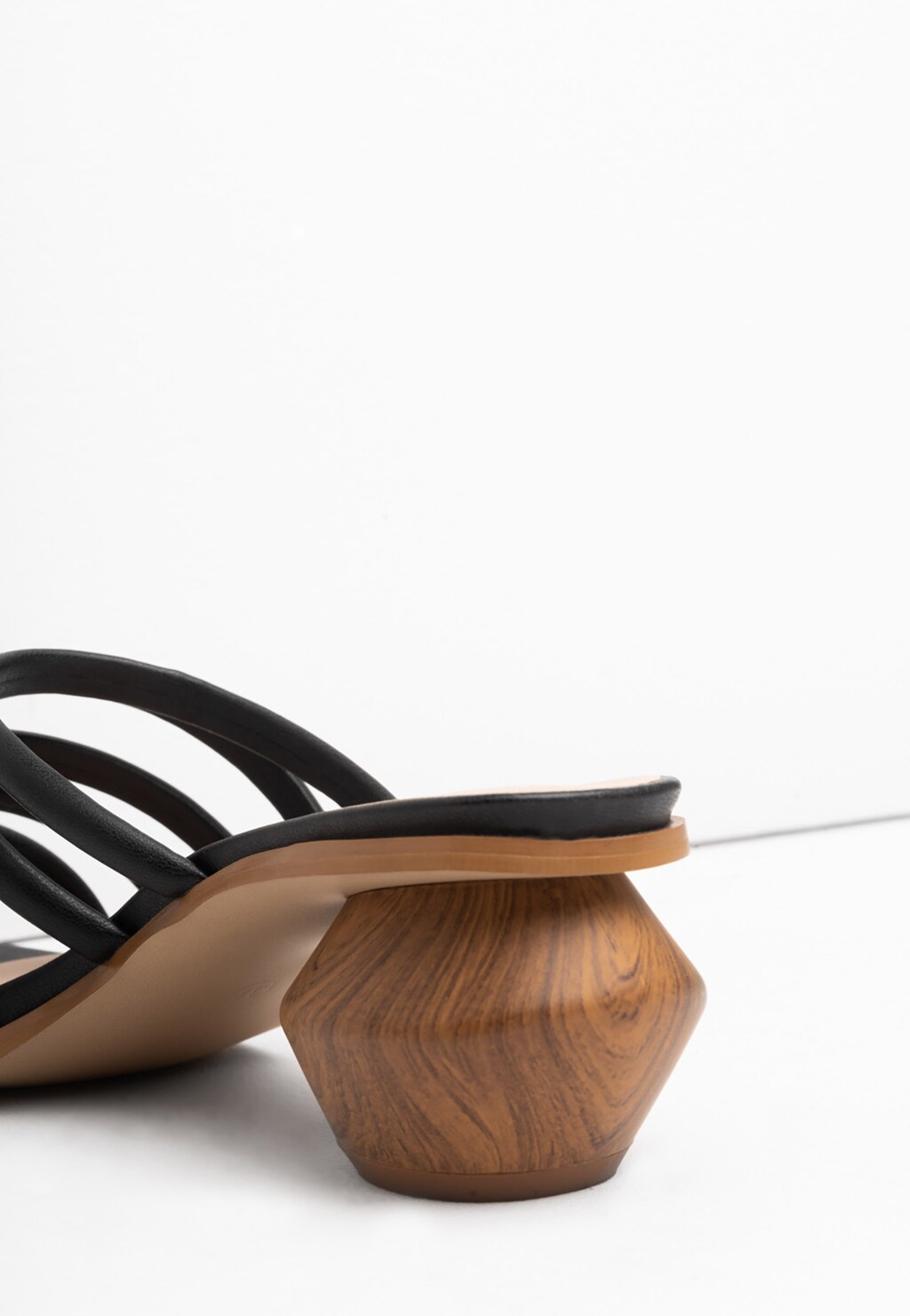 WJS klapki damskie z czarnymi delikatnymi paskami WJS71014-51 Widok 3