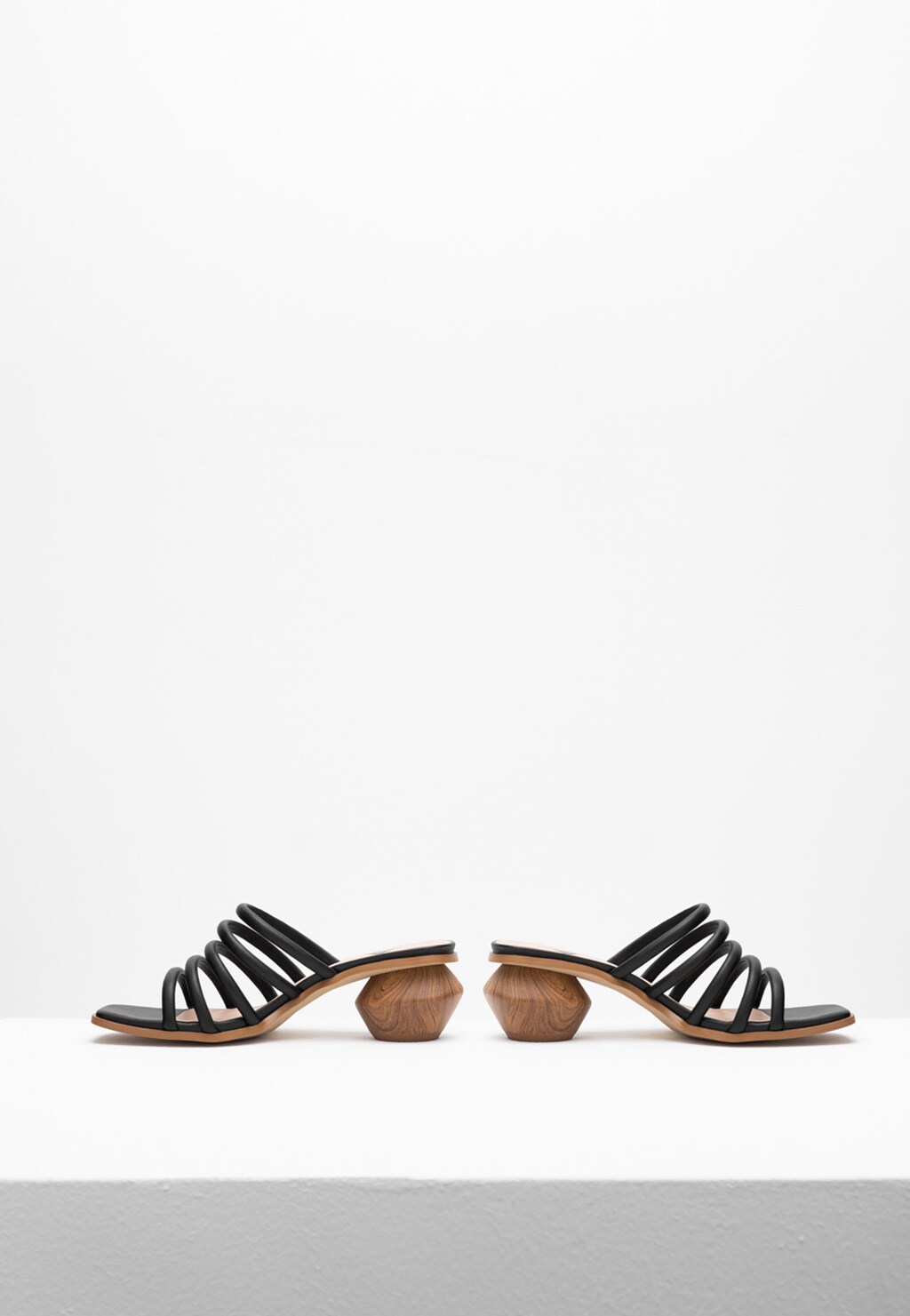 WJS klapki damskie z czarnymi delikatnymi paskami WJS71014-51 Widok 5