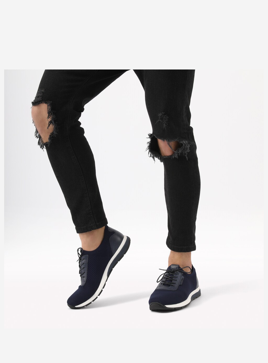 Granatowe materiałowe sneakersy męskie ze skórzanymi elementami 10086-86 Widok 7