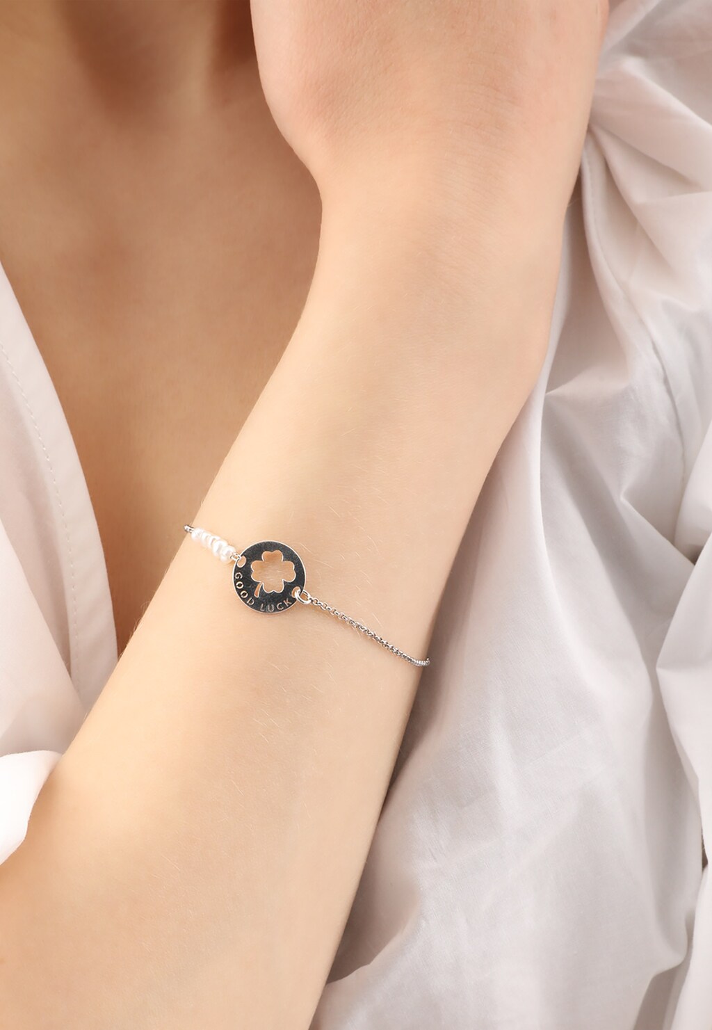 Srebrna bransoletka damska z naturalnymi perłami i motywem czterolistnej koniczyny 98909-80 Widok 1