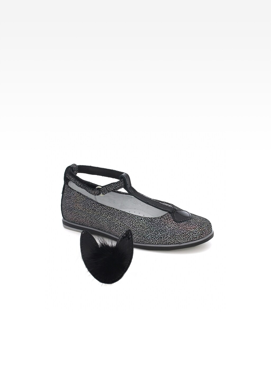 Eleganckie pantofelki wizytowe Bartek W-68025/SZ/PL5 dla dziewcząt z brokatową fakturą, paskiem na kostkę i ozdobnym czarnym pomponem, widok z boku.