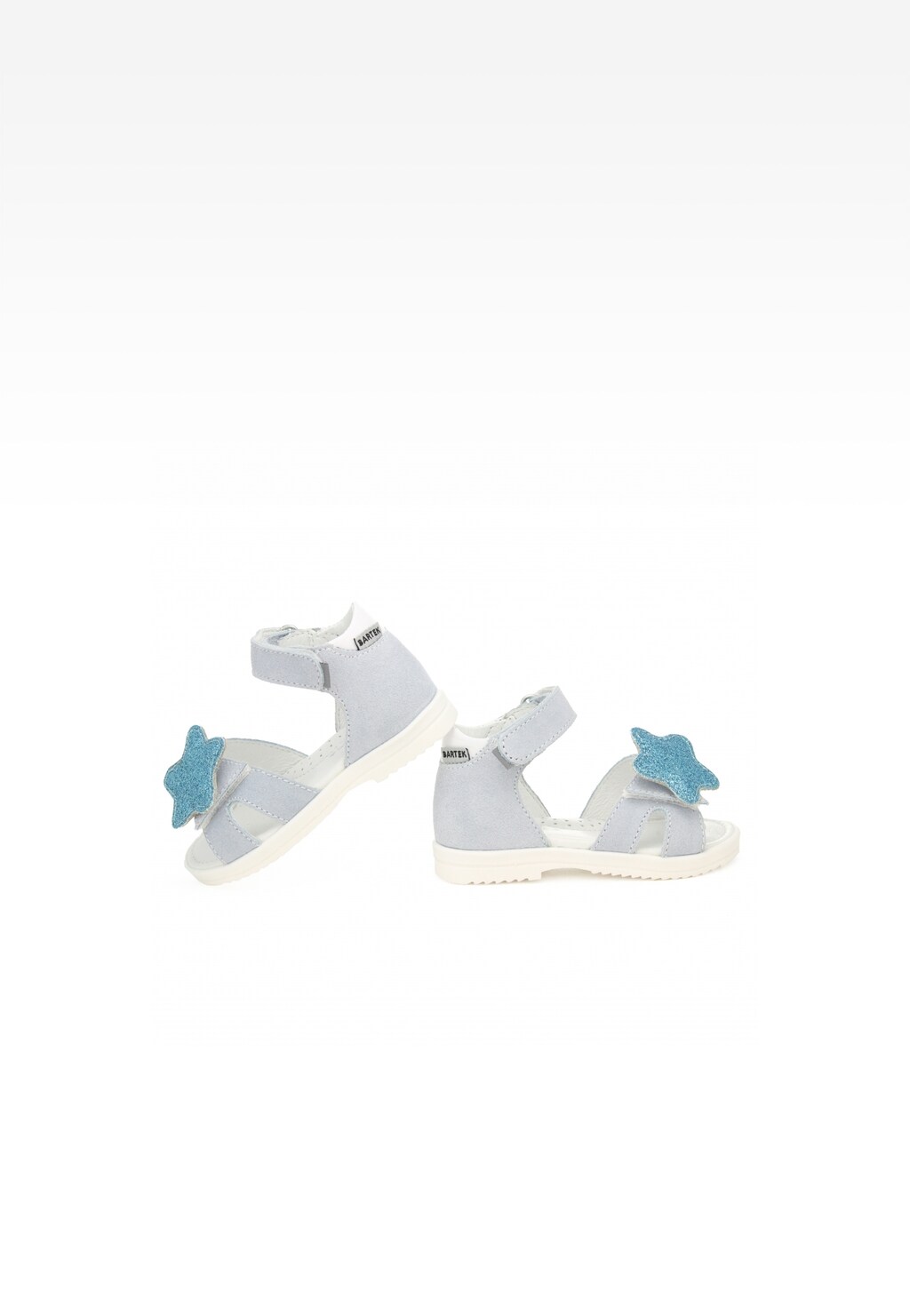 Niebieskie sandały Bartek 11534003 dla dziewczynki z błyszczącymi gwiazdkami na bokach, zapinane na rzepy, z wygodną podeszwą w kolorze białym.