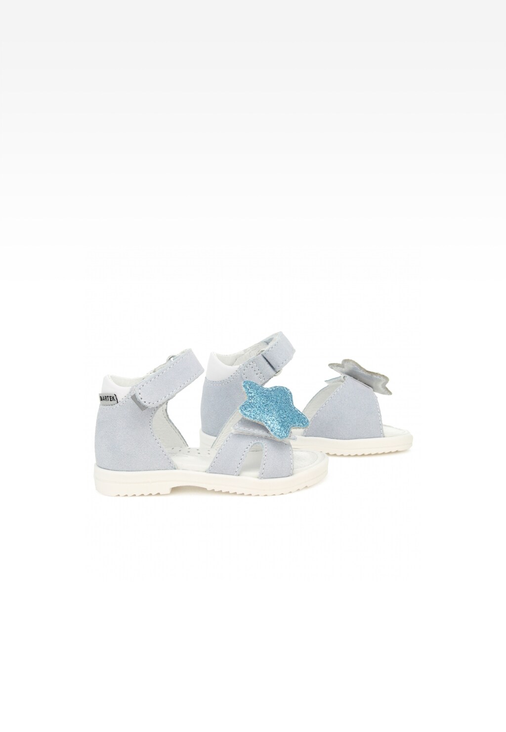 Niebieskie sandały dziecięce Bartek 11534003 dla dziewczynki z błyszczącą gwiazdką i kokardą. Model zapinany na rzep, z miękką podeszwą i skórzaną cholewką.