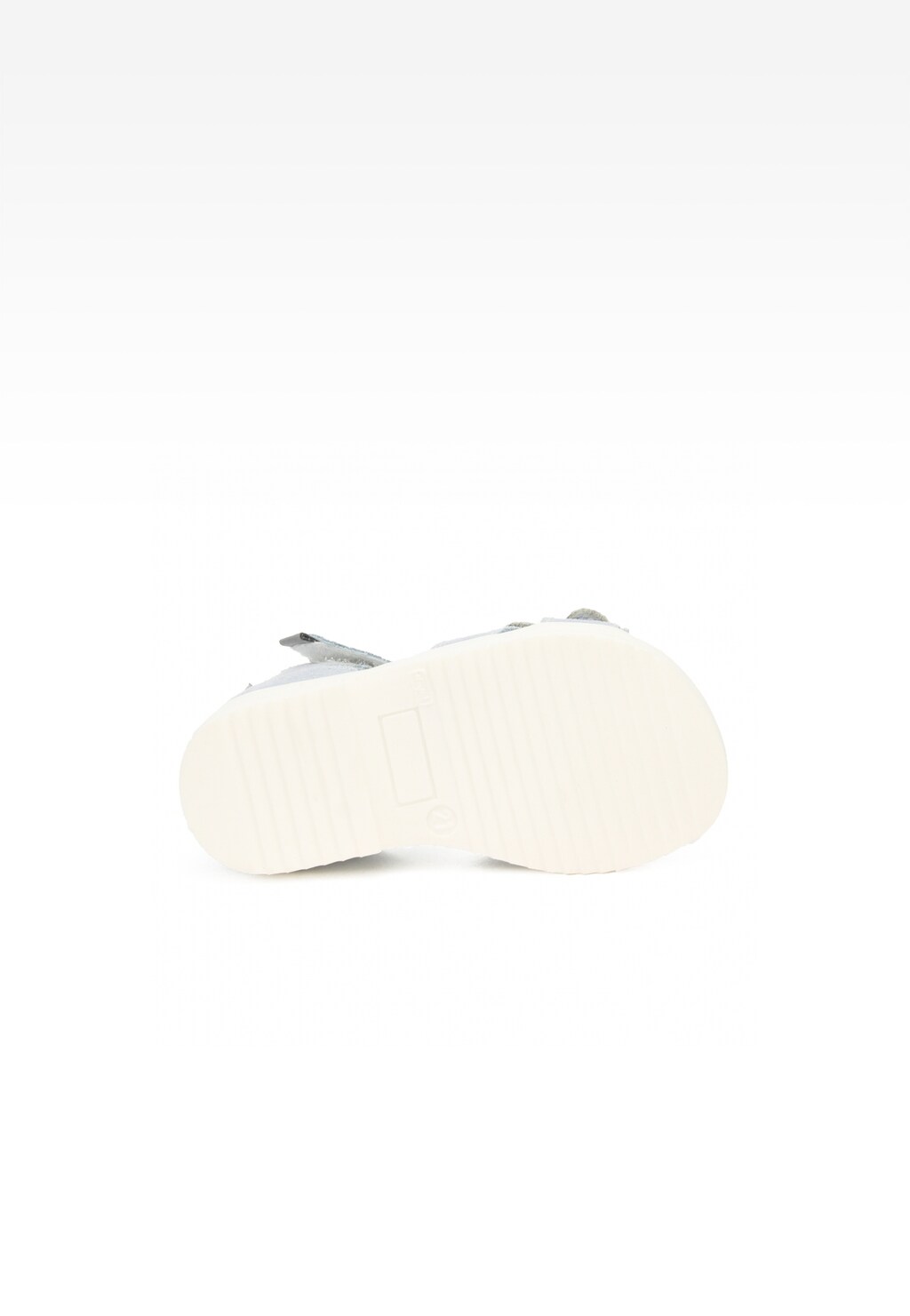 Podeszwa niebieskich sandałów dziecięcych BARTEK 11534003 dla dziewczynki, widok od spodu ukazujący białą, gładką powierzchnię z delikatnym wzorem.